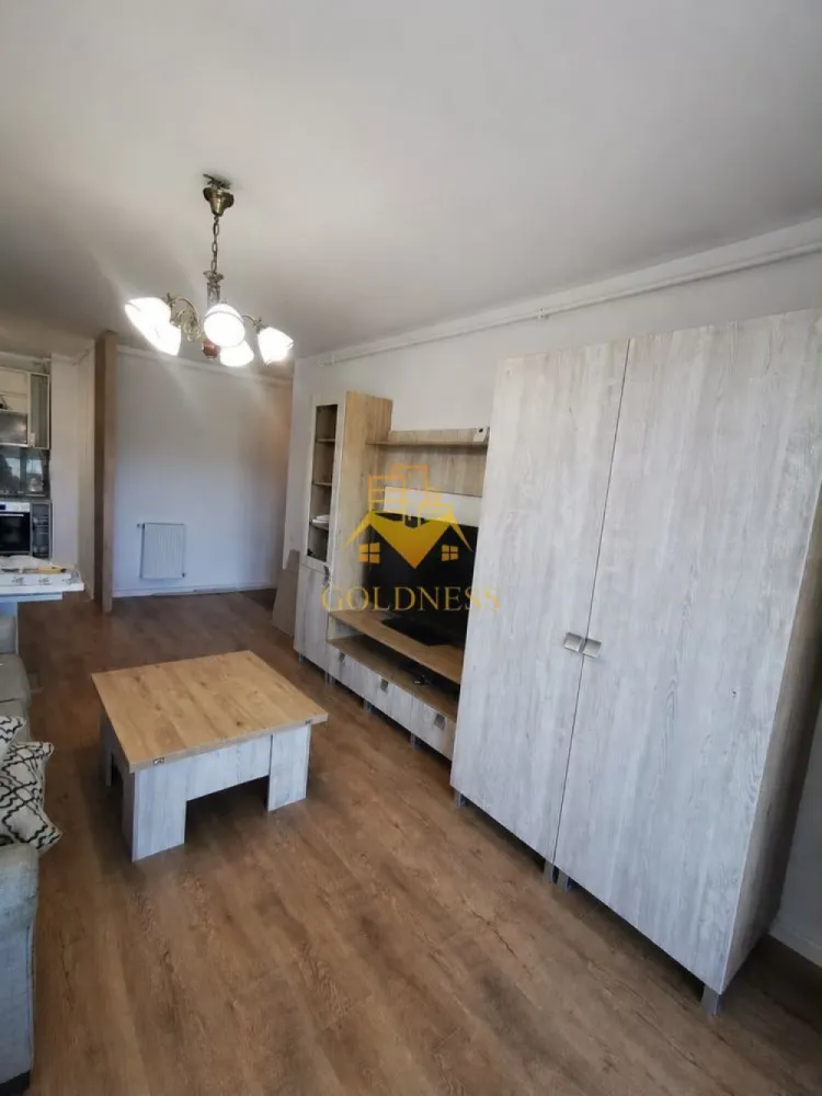 2 camere, Buna ziua, Trifoiului, Grand Hotel Italia, PetFriendly - GOLDNESS Imobiliare vă propune spre închiriere un apartament cu 2 camere complet mobilat și utilat, la etajul 1 într-un imobil de 10 etaje, în Cartierul Buna ziua. 
Dispune de loc de parcare subteran.
Se află în apropierea stațiilor de transport în comun, magazine, restaurante, spații verzi, farmacii, etc. 

Apartamentul este compartimentat astfel:
 - dormitor cu pat matrimonial, dressing, noptiere
 - living cu canapea extensibilă 
 - bucătărie complet utilată și mobilată, loc de servit masa 
 - baie cu cada, calorifer port prosop și dulap pentru depozitare.
 - balcon 5mp

Imobilul este dotat cu toate cele necesare- centrală proprie, frigider, aragaz, hotă, mașină de spălat haine și vase, AC etc. 

Dacă sunteți interesați de acest apartament și doriți să îl vizionați, dar și pentru alte oferte nu ezitați să ne contactați telefonic sau prin e-mail. Vă stăm la dispoziție!
Pentru intermediere se percepe un comision de 50% din prețul chiriei!