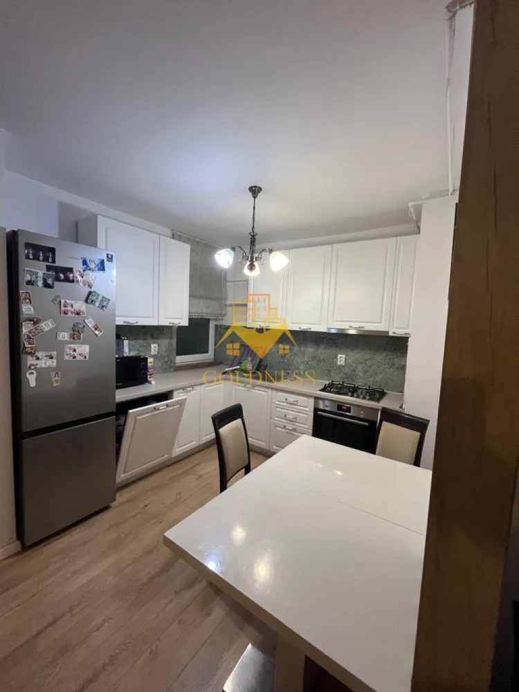 2 camere, Buna ziua, Trifoiului, Grand Hotel Italia, PetFriendly - GOLDNESS Imobiliare vă propune spre închiriere un apartament cu 2 camere complet mobilat și utilat, la etajul 1 într-un imobil de 10 etaje, în Cartierul Buna ziua. 
Dispune de loc de parcare subteran.
Se află în apropierea stațiilor de transport în comun, magazine, restaurante, spații verzi, farmacii, etc. 

Apartamentul este compartimentat astfel:
 - dormitor cu pat matrimonial, dressing, noptiere
 - living cu canapea extensibilă 
 - bucătărie complet utilată și mobilată, loc de servit masa 
 - baie cu cada, calorifer port prosop și dulap pentru depozitare.
 - balcon 5mp

Imobilul este dotat cu toate cele necesare- centrală proprie, frigider, aragaz, hotă, mașină de spălat haine și vase, AC etc. 

Dacă sunteți interesați de acest apartament și doriți să îl vizionați, dar și pentru alte oferte nu ezitați să ne contactați telefonic sau prin e-mail. Vă stăm la dispoziție!
Pentru intermediere se percepe un comision de 50% din prețul chiriei!