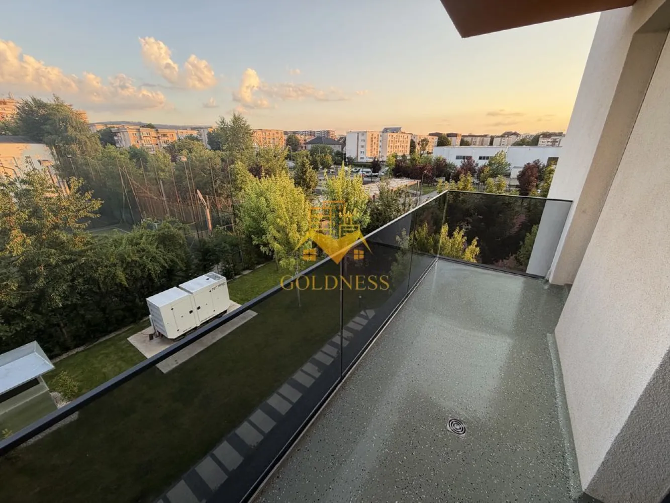 2 camere, Intre Lacuri, Iulius Mall, FSEGA, Parcare - GOLDNESS Imobiliare vă propune spre închiriere un apartament cu 2 camere complet mobilat și utilat, la etajul 2 într-un imobil de 5 etaje, în Cartierul Intre Lacuri.
Dispune de loc de parcare subteran.
Se află în apropierea stațiilor de transport în comun, magazine, restaurante, spații verzi, farmacii, etc. 

Apartamentul este compartimentat astfel:
 - dormitor cu pat matrimonial, dressing, noptiere
 - living cu canapea extensibilă 
 - bucătărie open space complet utilată și mobilată, loc de servit masa 
 - baie cu dus walkin, calorifer port prosop și dulap pentru depozitare.
 - terasa de 5mp.

Imobilul este dotat cu toate cele necesare- centrală proprie, frigider, aragaz, hotă, mașină de spălat haine și vase, AC etc. 

Dacă sunteți interesați de acest apartament și doriți să îl vizionați, dar și pentru alte oferte nu ezitați să ne contactați telefonic sau prin e-mail. Vă stăm la dispoziție!
Pentru intermediere se percepe un comision de 50% din prețul chiriei!