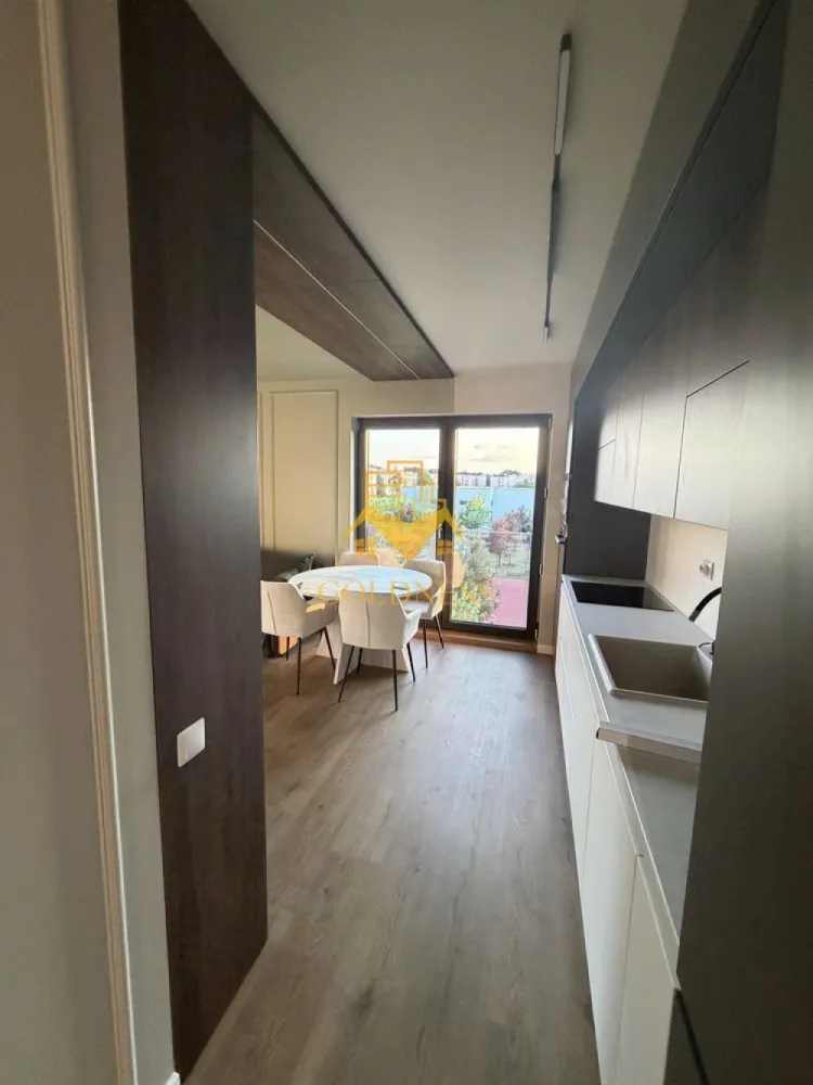 2 camere, Intre Lacuri, Iulius Mall, FSEGA, Parcare - GOLDNESS Imobiliare vă propune spre închiriere un apartament cu 2 camere complet mobilat și utilat, la etajul 2 într-un imobil de 5 etaje, în Cartierul Intre Lacuri.
Dispune de loc de parcare subteran.
Se află în apropierea stațiilor de transport în comun, magazine, restaurante, spații verzi, farmacii, etc. 

Apartamentul este compartimentat astfel:
 - dormitor cu pat matrimonial, dressing, noptiere
 - living cu canapea extensibilă 
 - bucătărie open space complet utilată și mobilată, loc de servit masa 
 - baie cu dus walkin, calorifer port prosop și dulap pentru depozitare.
 - terasa de 5mp.

Imobilul este dotat cu toate cele necesare- centrală proprie, frigider, aragaz, hotă, mașină de spălat haine și vase, AC etc. 

Dacă sunteți interesați de acest apartament și doriți să îl vizionați, dar și pentru alte oferte nu ezitați să ne contactați telefonic sau prin e-mail. Vă stăm la dispoziție!
Pentru intermediere se percepe un comision de 50% din prețul chiriei!