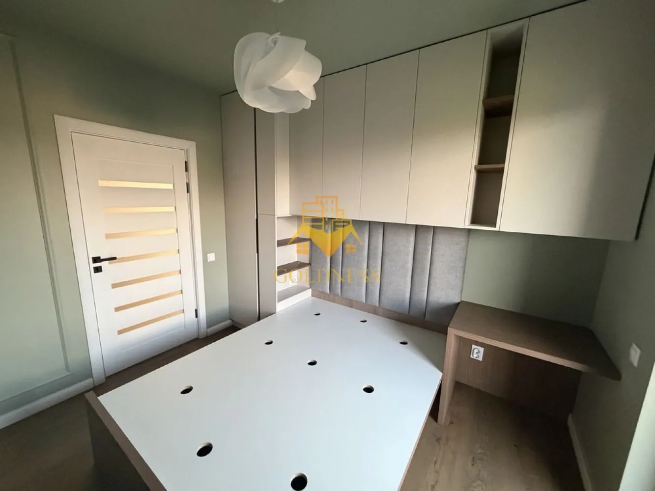 2 camere, Intre Lacuri, Iulius Mall, FSEGA, Parcare - GOLDNESS Imobiliare vă propune spre închiriere un apartament cu 2 camere complet mobilat și utilat, la etajul 2 într-un imobil de 5 etaje, în Cartierul Intre Lacuri.
Dispune de loc de parcare subteran.
Se află în apropierea stațiilor de transport în comun, magazine, restaurante, spații verzi, farmacii, etc. 

Apartamentul este compartimentat astfel:
 - dormitor cu pat matrimonial, dressing, noptiere
 - living cu canapea extensibilă 
 - bucătărie open space complet utilată și mobilată, loc de servit masa 
 - baie cu dus walkin, calorifer port prosop și dulap pentru depozitare.
 - terasa de 5mp.

Imobilul este dotat cu toate cele necesare- centrală proprie, frigider, aragaz, hotă, mașină de spălat haine și vase, AC etc. 

Dacă sunteți interesați de acest apartament și doriți să îl vizionați, dar și pentru alte oferte nu ezitați să ne contactați telefonic sau prin e-mail. Vă stăm la dispoziție!
Pentru intermediere se percepe un comision de 50% din prețul chiriei!