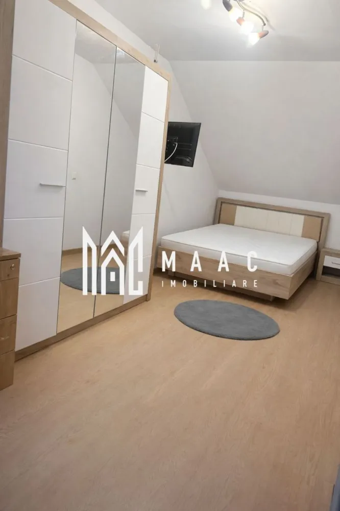 Apartament 3 camere I 67 mp utili I Zona Terezian, Sibiu - MAAC Imobiliare va propune spre vanzare o mansardă spațioasă și luminoasă, intabulată, cu o suprafață utilă 67 mp utili + 2 balcoane dispusă pe două niveluri, situată în zona Terezian – Sibiu, o zonă apreciată pentru accesibilitate și facilități.
Compartimentare eficientă: Nivel inferior: Living generos cu bucătărie open-space, 1 dormitor, 1 baie, 1 balcon. Nivel superior: 1 dormitor, 1 baie, 1 balcon.
Se vinde complet mobilată și utilată, exact ca în fotografii, fiind pregătită pentru mutare imediată. Electrocasnice incluse: Mașină de spălat rufe, Mașină de spălat vase, Frigider, Centrală termică nouă Vaillant ecoTEC Pro, achiziționată anul trecut, cu garanție 10 ani. 
Mobilier modern și bine întreținut, Luminozitate naturală, Două balcoane pentru relaxare.
Zona Terezian oferă acces rapid către magazine, școli, stații de transport în comun și centrul orașului.
Locuința este ideală atât pentru o familie tânără, cât și pentru investiție, datorită compartimentării practice și a celor două băi – un avantaj important pentru confortul zilnic.
O proprietate practică, primitoare și pregătită să devină „acasă”.

Pentru mai multe detalii si programarea unei vizionari va rugam sa specificati ID: CP2935343.