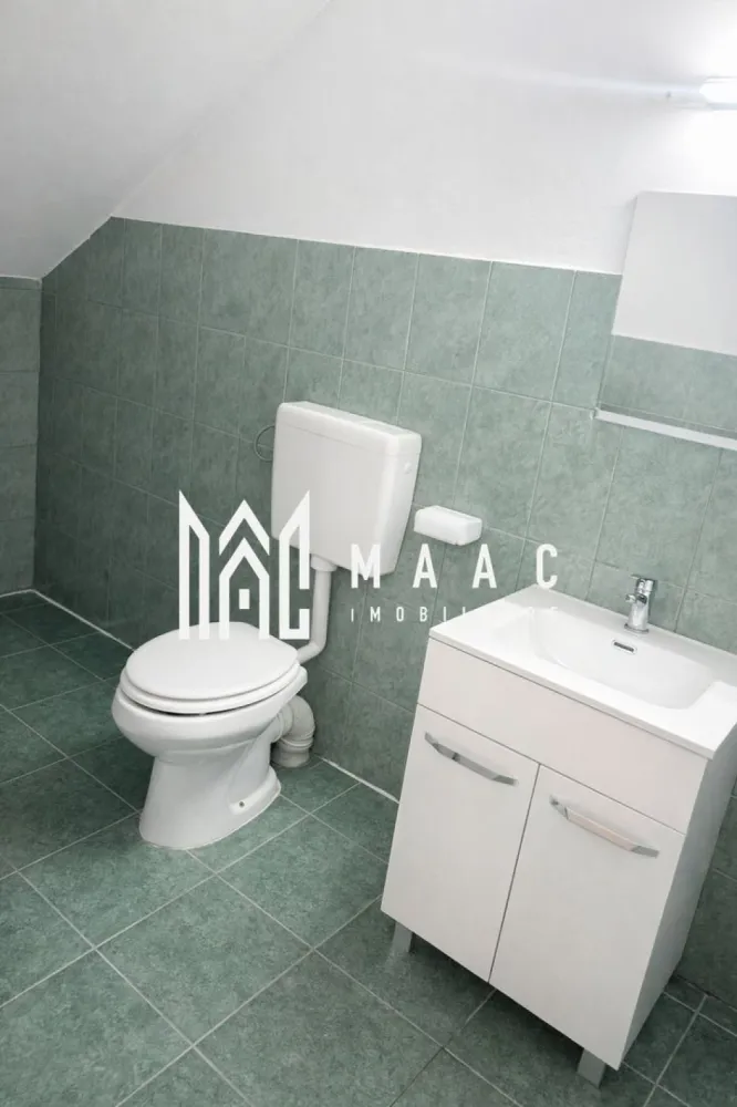 Apartament 3 camere I 67 mp utili I Zona Terezian, Sibiu - MAAC Imobiliare va propune spre vanzare o mansardă spațioasă și luminoasă, intabulată, cu o suprafață utilă 67 mp utili + 2 balcoane dispusă pe două niveluri, situată în zona Terezian – Sibiu, o zonă apreciată pentru accesibilitate și facilități.
Compartimentare eficientă: Nivel inferior: Living generos cu bucătărie open-space, 1 dormitor, 1 baie, 1 balcon. Nivel superior: 1 dormitor, 1 baie, 1 balcon.
Se vinde complet mobilată și utilată, exact ca în fotografii, fiind pregătită pentru mutare imediată. Electrocasnice incluse: Mașină de spălat rufe, Mașină de spălat vase, Frigider, Centrală termică nouă Vaillant ecoTEC Pro, achiziționată anul trecut, cu garanție 10 ani. 
Mobilier modern și bine întreținut, Luminozitate naturală, Două balcoane pentru relaxare.
Zona Terezian oferă acces rapid către magazine, școli, stații de transport în comun și centrul orașului.
Locuința este ideală atât pentru o familie tânără, cât și pentru investiție, datorită compartimentării practice și a celor două băi – un avantaj important pentru confortul zilnic.
O proprietate practică, primitoare și pregătită să devină „acasă”.

Pentru mai multe detalii si programarea unei vizionari va rugam sa specificati ID: CP2935343.