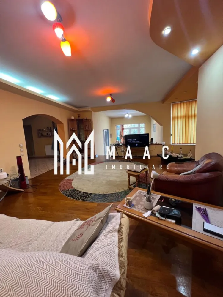 Vila | Cartier Traian - MAAC Imobiliare vă propune spre vânzare o vilă elegantă D+P+1, situată în unul dintre cele mai apreciate cartiere ale orașului Râmnicu Vâlcea – Cartier Traian, o zonă liniștită, cu acces facil către toate punctele de interes.

Proprietatea dispune de o suprafață utilă de 240 mp, excelent compartimentată, amplasată pe un teren de 555 mp, împrejmuit cu gard zidit și fier forjat, oferind siguranță și intimitate.

Caracteristici principale ale proprietății:

Structură D+P+1

* Demisol ideal pentru depozitare, spații tehnice sau amenajarea unei crame
* 3 dormitoare, dintre care unul cu baie matrimonială și dressing
* Living spațios cu loc de servit masa
* 3 băi
* Bucătărie închisă
* Cameră tehnică
* Terasa perfectă pentru relaxare
* Garaj
* Zonă de barbeque în curte

Dotări și beneficii:

* Vila se vinde complet mobilată și utilată, conform fotografiilor de prezentare
* Finisaje moderne și de calitate superioară
* Spații generoase și luminoase, ideale pentru o familie

Curtea de 555 mp oferă multiple posibilități de amenajare, fie că îți dorești un colț verde, un loc de joacă sau un spațiu de relaxare în aer liber.

O proprietate premium, într-o zonă selectă, gata să devină acasă pentru cei care caută confort, intimitate și eleganță.

Pentru detalii suplimentare sau programarea unei vizionări, MAAC Imobiliare vă stă cu drag la dispoziție!

CP : CP2835950 - SP