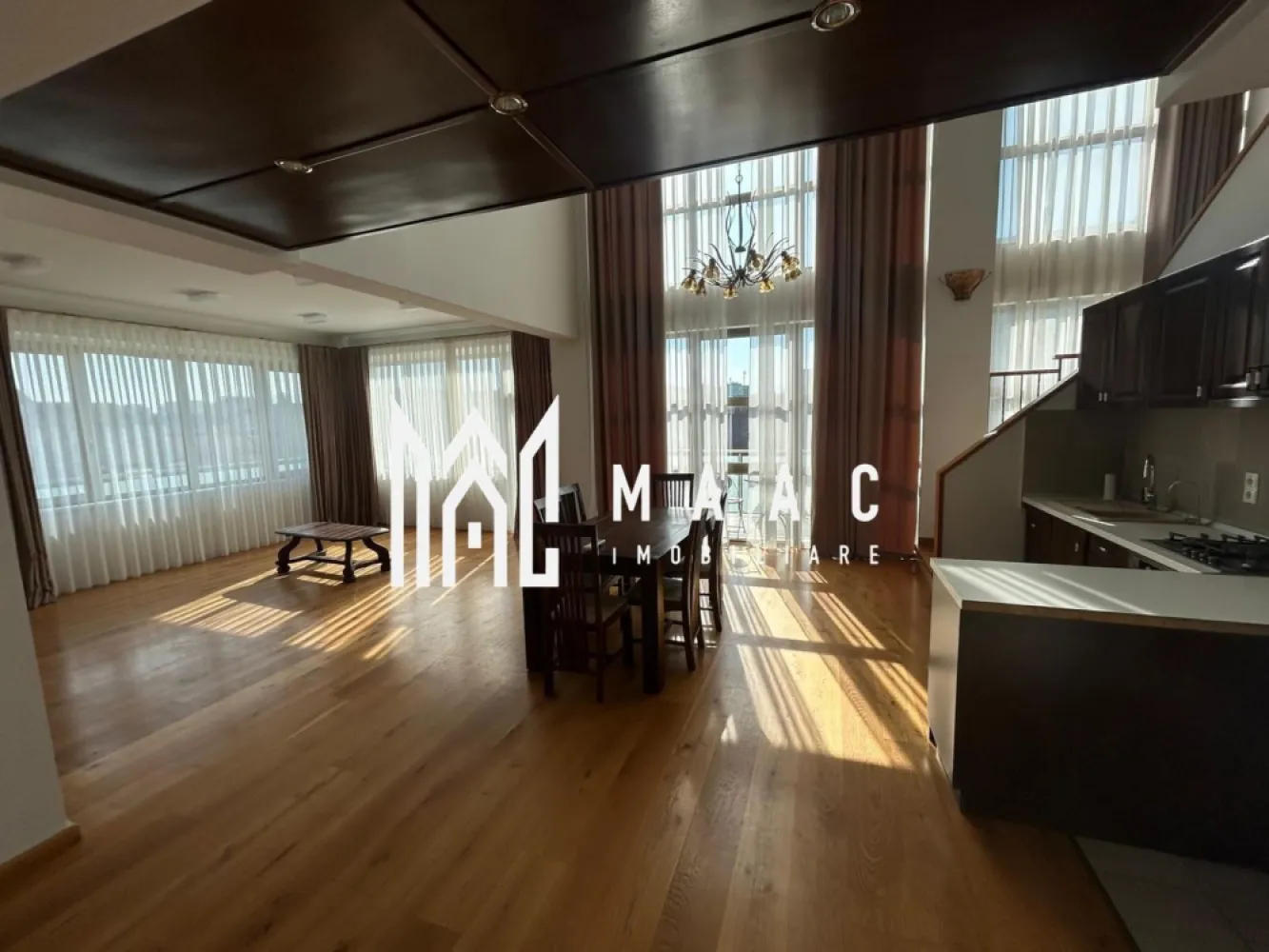 Penthouse exclusivist de închiriat – Strada Hipodromului, Sibiu - MAAC Imobiliare va propune spre închiriere un penthouse spectaculos, situat pe Strada Hipodromului din Sibiu, cu o suprafață utilă generoasă de 170 mp, completată de o terasă impresionantă de 50 mp și un balcon de 30 mp. Proprietatea se remarcă prin spațiile ample, luminozitatea naturală abundentă și finisajele premium.

Compartimentare inteligentă – confort pe două niveluri

Nivel inferior:
2 dormitoare luminoase
Living spațios cu zonă de dining și tavan înalt
Bucătărie complet utilată
Cămară
Dressing
Spații multiple de depozitare
Balcon de 30 mp

Nivel superior:
Dormitor matrimonial generos
Baie
Terasă panoramică de 50 mp – ideală pentru relaxare sau zonă de socializare

Dotări și finisaje premium

Încălzire prin centrală termică proprie, cu posibilitate de utilizare a pompei de căldură
Panouri fotovoltaice – eficiență energetică ridicată
5 aparate de aer condiționat
Uși interioare din lemn masiv de stejar
Ferestre mari, cu suprafețe vitrate ample ce oferă lumină naturală pe tot parcursul zilei
Finisaje elegante și materiale de calitate superioară

Un spațiu cu adevărat special
Tavanul înalt și zona de tip duplex creează o atmosferă aerisită și sofisticată, iar terasa generoasă oferă un cadru perfect pentru seri relaxante, cu priveliște deschisă asupra orașului.
Locația este excelentă, într-o zonă apreciată din Sibiu, cu acces facil către punctele de interes, magazine, școli și mijloace de transport.

Penthouse-ul este ideal pentru cei care își doresc spațiu, confort, eficiență energetică și un stil de viață premium.
Pentru mai multe detalii si programarea unei vizionari va rugam sa specificati ID: CP2954323.