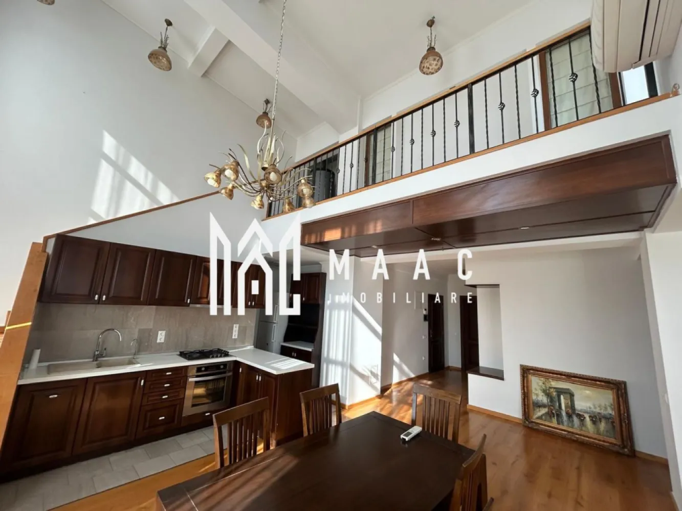Penthouse exclusivist de închiriat – Strada Hipodromului, Sibiu - MAAC Imobiliare va propune spre închiriere un penthouse spectaculos, situat pe Strada Hipodromului din Sibiu, cu o suprafață utilă generoasă de 170 mp, completată de o terasă impresionantă de 50 mp și un balcon de 30 mp. Proprietatea se remarcă prin spațiile ample, luminozitatea naturală abundentă și finisajele premium.

Compartimentare inteligentă – confort pe două niveluri

Nivel inferior:
2 dormitoare luminoase
Living spațios cu zonă de dining și tavan înalt
Bucătărie complet utilată
Cămară
Dressing
Spații multiple de depozitare
Balcon de 30 mp

Nivel superior:
Dormitor matrimonial generos
Baie
Terasă panoramică de 50 mp – ideală pentru relaxare sau zonă de socializare

Dotări și finisaje premium

Încălzire prin centrală termică proprie, cu posibilitate de utilizare a pompei de căldură
Panouri fotovoltaice – eficiență energetică ridicată
5 aparate de aer condiționat
Uși interioare din lemn masiv de stejar
Ferestre mari, cu suprafețe vitrate ample ce oferă lumină naturală pe tot parcursul zilei
Finisaje elegante și materiale de calitate superioară

Un spațiu cu adevărat special
Tavanul înalt și zona de tip duplex creează o atmosferă aerisită și sofisticată, iar terasa generoasă oferă un cadru perfect pentru seri relaxante, cu priveliște deschisă asupra orașului.
Locația este excelentă, într-o zonă apreciată din Sibiu, cu acces facil către punctele de interes, magazine, școli și mijloace de transport.

Penthouse-ul este ideal pentru cei care își doresc spațiu, confort, eficiență energetică și un stil de viață premium.
Pentru mai multe detalii si programarea unei vizionari va rugam sa specificati ID: CP2954323.