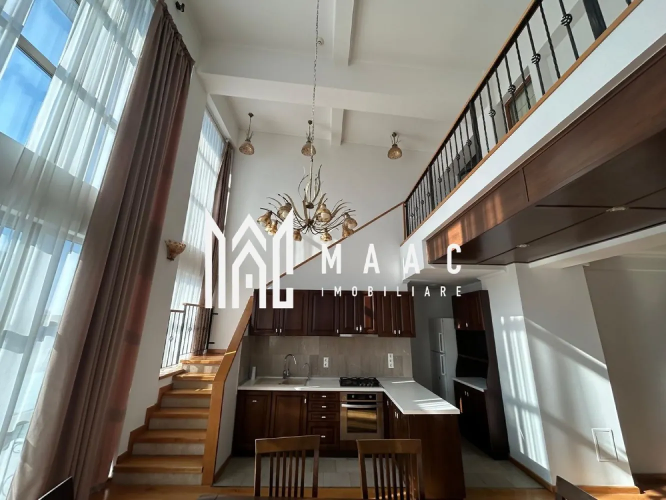 Penthouse exclusivist de închiriat – Strada Hipodromului, Sibiu - MAAC Imobiliare va propune spre închiriere un penthouse spectaculos, situat pe Strada Hipodromului din Sibiu, cu o suprafață utilă generoasă de 170 mp, completată de o terasă impresionantă de 50 mp și un balcon de 30 mp. Proprietatea se remarcă prin spațiile ample, luminozitatea naturală abundentă și finisajele premium.

Compartimentare inteligentă – confort pe două niveluri

Nivel inferior:
2 dormitoare luminoase
Living spațios cu zonă de dining și tavan înalt
Bucătărie complet utilată
Cămară
Dressing
Spații multiple de depozitare
Balcon de 30 mp

Nivel superior:
Dormitor matrimonial generos
Baie
Terasă panoramică de 50 mp – ideală pentru relaxare sau zonă de socializare

Dotări și finisaje premium

Încălzire prin centrală termică proprie, cu posibilitate de utilizare a pompei de căldură
Panouri fotovoltaice – eficiență energetică ridicată
5 aparate de aer condiționat
Uși interioare din lemn masiv de stejar
Ferestre mari, cu suprafețe vitrate ample ce oferă lumină naturală pe tot parcursul zilei
Finisaje elegante și materiale de calitate superioară

Un spațiu cu adevărat special
Tavanul înalt și zona de tip duplex creează o atmosferă aerisită și sofisticată, iar terasa generoasă oferă un cadru perfect pentru seri relaxante, cu priveliște deschisă asupra orașului.
Locația este excelentă, într-o zonă apreciată din Sibiu, cu acces facil către punctele de interes, magazine, școli și mijloace de transport.

Penthouse-ul este ideal pentru cei care își doresc spațiu, confort, eficiență energetică și un stil de viață premium.
Pentru mai multe detalii si programarea unei vizionari va rugam sa specificati ID: CP2954323.