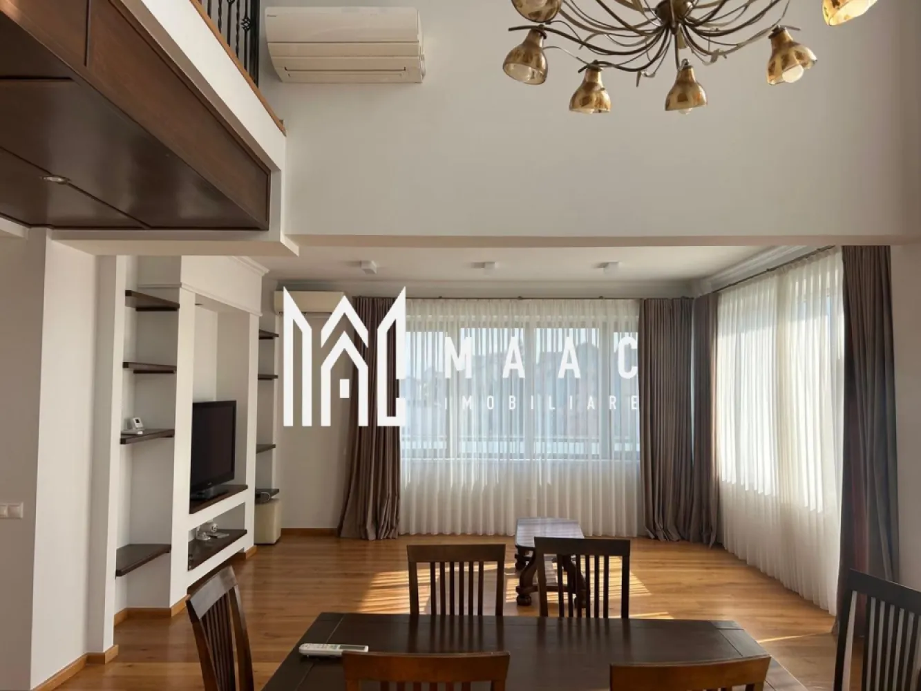 Penthouse exclusivist de închiriat – Strada Hipodromului, Sibiu - MAAC Imobiliare va propune spre închiriere un penthouse spectaculos, situat pe Strada Hipodromului din Sibiu, cu o suprafață utilă generoasă de 170 mp, completată de o terasă impresionantă de 50 mp și un balcon de 30 mp. Proprietatea se remarcă prin spațiile ample, luminozitatea naturală abundentă și finisajele premium.

Compartimentare inteligentă – confort pe două niveluri

Nivel inferior:
2 dormitoare luminoase
Living spațios cu zonă de dining și tavan înalt
Bucătărie complet utilată
Cămară
Dressing
Spații multiple de depozitare
Balcon de 30 mp

Nivel superior:
Dormitor matrimonial generos
Baie
Terasă panoramică de 50 mp – ideală pentru relaxare sau zonă de socializare

Dotări și finisaje premium

Încălzire prin centrală termică proprie, cu posibilitate de utilizare a pompei de căldură
Panouri fotovoltaice – eficiență energetică ridicată
5 aparate de aer condiționat
Uși interioare din lemn masiv de stejar
Ferestre mari, cu suprafețe vitrate ample ce oferă lumină naturală pe tot parcursul zilei
Finisaje elegante și materiale de calitate superioară

Un spațiu cu adevărat special
Tavanul înalt și zona de tip duplex creează o atmosferă aerisită și sofisticată, iar terasa generoasă oferă un cadru perfect pentru seri relaxante, cu priveliște deschisă asupra orașului.
Locația este excelentă, într-o zonă apreciată din Sibiu, cu acces facil către punctele de interes, magazine, școli și mijloace de transport.

Penthouse-ul este ideal pentru cei care își doresc spațiu, confort, eficiență energetică și un stil de viață premium.
Pentru mai multe detalii si programarea unei vizionari va rugam sa specificati ID: CP2954323.