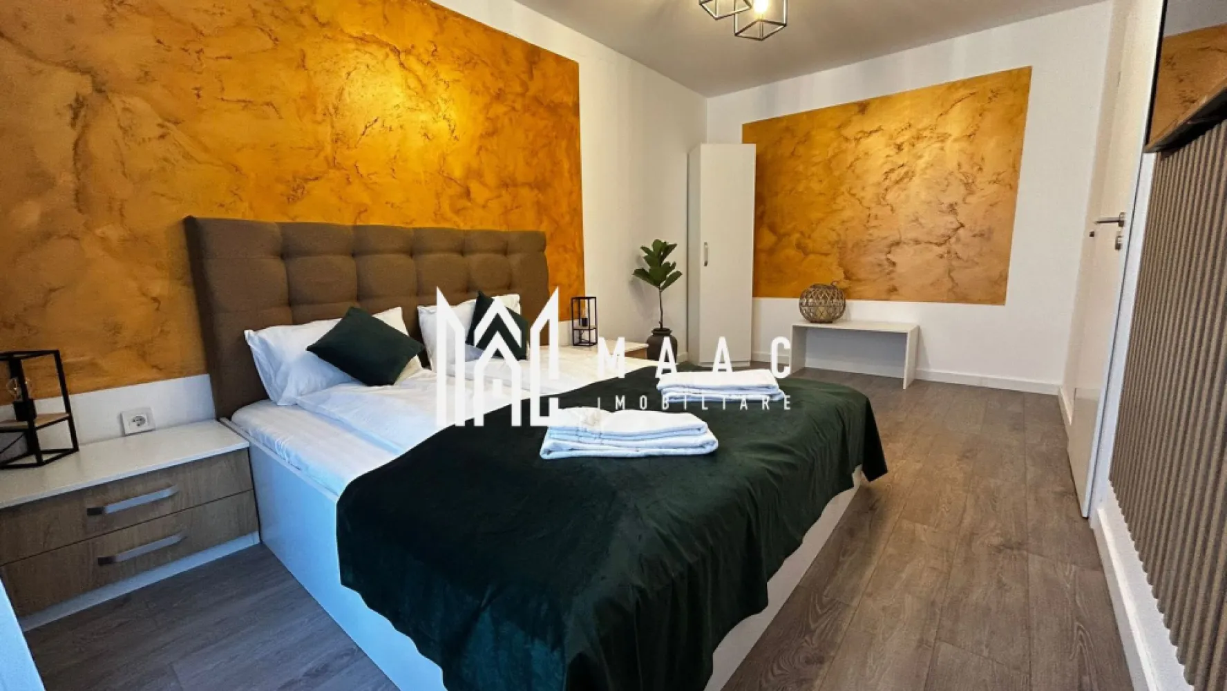 Apartament 3 camere | 71.8 MPU | 2 terase | Etaj 1 | Parcare | LUX - Maac Imobiliare prezintă un apartament modern cu 3 camere, amenajat la standarde premium, ideal atât pentru regim hotelier, cât și pentru închiriere pe termen lung sau locuință personală.

Imobilul este situat într-un bloc finalizat în 2021, dotat cu lift modern și casă a scării elegantă și bine întreținută.

Apartamentul are o suprafață utilă de 71.8 mp, la care se adaugă două terase mari, fiind compartimentat eficient astfel:

2 dormitoare matrimoniale

living open space cu bucătărie, ce poate fi delimitată la nevoie

2 băi spațioase

2 terase generoase

Locuința este mobilată și utilată complet, în stil modern, fiind amenajată ideal pentru confort și funcționalitate, cu multiple spații de depozitare.

Dotări și beneficii:

încălzire în pardoseală

centrală termică proprie

aer condiționat

bucătărie complet utilată (plită electrică, frigider și electrocasnice)

televizoare în fiecare cameră

mobilier modern, de calitate superioară

loc de parcare inclus

Apartamentul se prezintă impecabil, fiecare detaliu fiind ales pentru a oferi un nivel ridicat de confort.

Proprietatea reprezintă o oportunitate excelentă de investiție, fiind perfectă pentru regim hotelier, dar și pentru închiriere pe termen lung sau locuire proprie.

Bonus: Primele apartamente vândute vor beneficia de spațiu de depozitare la subsol, ideal pentru depozitarea obiectelor personale sau sezoniere.

Pentru mai multe detalii și programarea unei vizionări, vă stăm cu drag la dispoziție.

Important: Apartamentul prezentat nu este pentru oricine. Este o proprietate destinată persoanelor care apreciază calitatea, confortul și un stil de viață rafinat. Fiecare detaliu a fost ales pentru a oferi un nivel ridicat de confort și eleganță, fiind potrivit pentru cumpărători cu standardele ridicate și gusturi exigente.

Pentru mai multe detalii vă rugăm să precizați telefonic că ați văzut anunțul cu CP2954485.