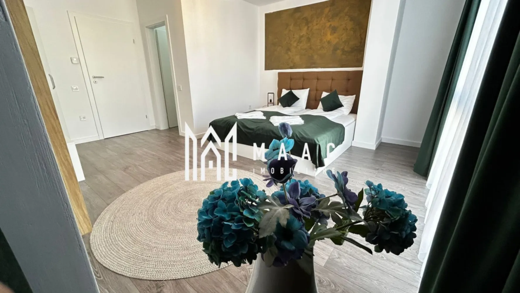 Apartament 3 camere | 71.8 MPU | 2 terase | Etaj 1 | Parcare | LUX - Maac Imobiliare prezintă un apartament modern cu 3 camere, amenajat la standarde premium, ideal atât pentru regim hotelier, cât și pentru închiriere pe termen lung sau locuință personală.

Imobilul este situat într-un bloc finalizat în 2021, dotat cu lift modern și casă a scării elegantă și bine întreținută.

Apartamentul are o suprafață utilă de 71.8 mp, la care se adaugă două terase mari, fiind compartimentat eficient astfel:

2 dormitoare matrimoniale

living open space cu bucătărie, ce poate fi delimitată la nevoie

2 băi spațioase

2 terase generoase

Locuința este mobilată și utilată complet, în stil modern, fiind amenajată ideal pentru confort și funcționalitate, cu multiple spații de depozitare.

Dotări și beneficii:

încălzire în pardoseală

centrală termică proprie

aer condiționat

bucătărie complet utilată (plită electrică, frigider și electrocasnice)

televizoare în fiecare cameră

mobilier modern, de calitate superioară

loc de parcare inclus

Apartamentul se prezintă impecabil, fiecare detaliu fiind ales pentru a oferi un nivel ridicat de confort.

Proprietatea reprezintă o oportunitate excelentă de investiție, fiind perfectă pentru regim hotelier, dar și pentru închiriere pe termen lung sau locuire proprie.

Bonus: Primele apartamente vândute vor beneficia de spațiu de depozitare la subsol, ideal pentru depozitarea obiectelor personale sau sezoniere.

Pentru mai multe detalii și programarea unei vizionări, vă stăm cu drag la dispoziție.

Important: Apartamentul prezentat nu este pentru oricine. Este o proprietate destinată persoanelor care apreciază calitatea, confortul și un stil de viață rafinat. Fiecare detaliu a fost ales pentru a oferi un nivel ridicat de confort și eleganță, fiind potrivit pentru cumpărători cu standardele ridicate și gusturi exigente.

Pentru mai multe detalii vă rugăm să precizați telefonic că ați văzut anunțul cu CP2954485.