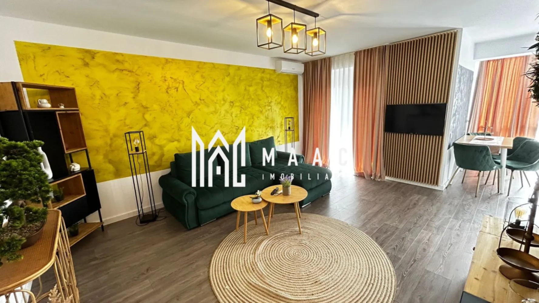 Apartament 3 camere | 71.8 MPU | 2 terase | Etaj 1 | Parcare | LUX - Maac Imobiliare prezintă un apartament modern cu 3 camere, amenajat la standarde premium, ideal atât pentru regim hotelier, cât și pentru închiriere pe termen lung sau locuință personală.

Imobilul este situat într-un bloc finalizat în 2021, dotat cu lift modern și casă a scării elegantă și bine întreținută.

Apartamentul are o suprafață utilă de 71.8 mp, la care se adaugă două terase mari, fiind compartimentat eficient astfel:

2 dormitoare matrimoniale

living open space cu bucătărie, ce poate fi delimitată la nevoie

2 băi spațioase

2 terase generoase

Locuința este mobilată și utilată complet, în stil modern, fiind amenajată ideal pentru confort și funcționalitate, cu multiple spații de depozitare.

Dotări și beneficii:

încălzire în pardoseală

centrală termică proprie

aer condiționat

bucătărie complet utilată (plită electrică, frigider și electrocasnice)

televizoare în fiecare cameră

mobilier modern, de calitate superioară

loc de parcare inclus

Apartamentul se prezintă impecabil, fiecare detaliu fiind ales pentru a oferi un nivel ridicat de confort.

Proprietatea reprezintă o oportunitate excelentă de investiție, fiind perfectă pentru regim hotelier, dar și pentru închiriere pe termen lung sau locuire proprie.

Bonus: Primele apartamente vândute vor beneficia de spațiu de depozitare la subsol, ideal pentru depozitarea obiectelor personale sau sezoniere.

Pentru mai multe detalii și programarea unei vizionări, vă stăm cu drag la dispoziție.

Important: Apartamentul prezentat nu este pentru oricine. Este o proprietate destinată persoanelor care apreciază calitatea, confortul și un stil de viață rafinat. Fiecare detaliu a fost ales pentru a oferi un nivel ridicat de confort și eleganță, fiind potrivit pentru cumpărători cu standardele ridicate și gusturi exigente.

Pentru mai multe detalii vă rugăm să precizați telefonic că ați văzut anunțul cu CP2954485.