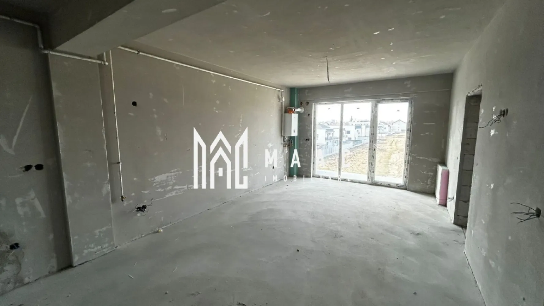 Apartament 2 camere | Etaj 1 | Încălzire în pardoseală | Parcare | Șelimbăr - Maac Imobiliare prezintă spre vânzare un apartament cu 2 camere, situat la etajul 1 al unui imobil nou, finalizat, amplasat într-o zonă foarte bună din Șelimbăr, cu acces rapid către Sibiu.

Locuința are o suprafață utilă de 46 mp și este compartimentată eficient astfel: living generos open space cu bucătăria în suprafață de 26,5 mp, dormitor de 13,83 mp, baie spațioasă de 5,7 mp și un balcon deschis de 4,44 mp, care oferă o priveliște frumoasă asupra orașului.

Apartamentul se predă la stadiul de gri, exact ca în fotografii, fiind dotat cu încălzire în pardoseală și centrală termică Bosch. Acest stadiu oferă viitorului proprietar posibilitatea de a amenaja locuința după propriile preferințe.

În prețul de vânzare este inclus un loc de parcare.

Prețul apartamentului este de 87.000 euro, negociabil, la stadiul de gri. La cerere, apartamentul poate fi predat și la stadiul de alb (preț la cerere), iar pentru varianta la cheie se poate discuta în funcție de preferințele cumpărătorului (preț la cerere) 

Datorită poziției bune și compartimentării eficiente, proprietatea reprezintă o alegere excelentă atât pentru locuință personală, cât și pentru investiție.

Pentru mai multe detalii sau pentru programarea unei vizionări, vă stăm cu drag la dispoziție.
Precizați telefonic că ați văzut anunțul cu ID: CP2954344