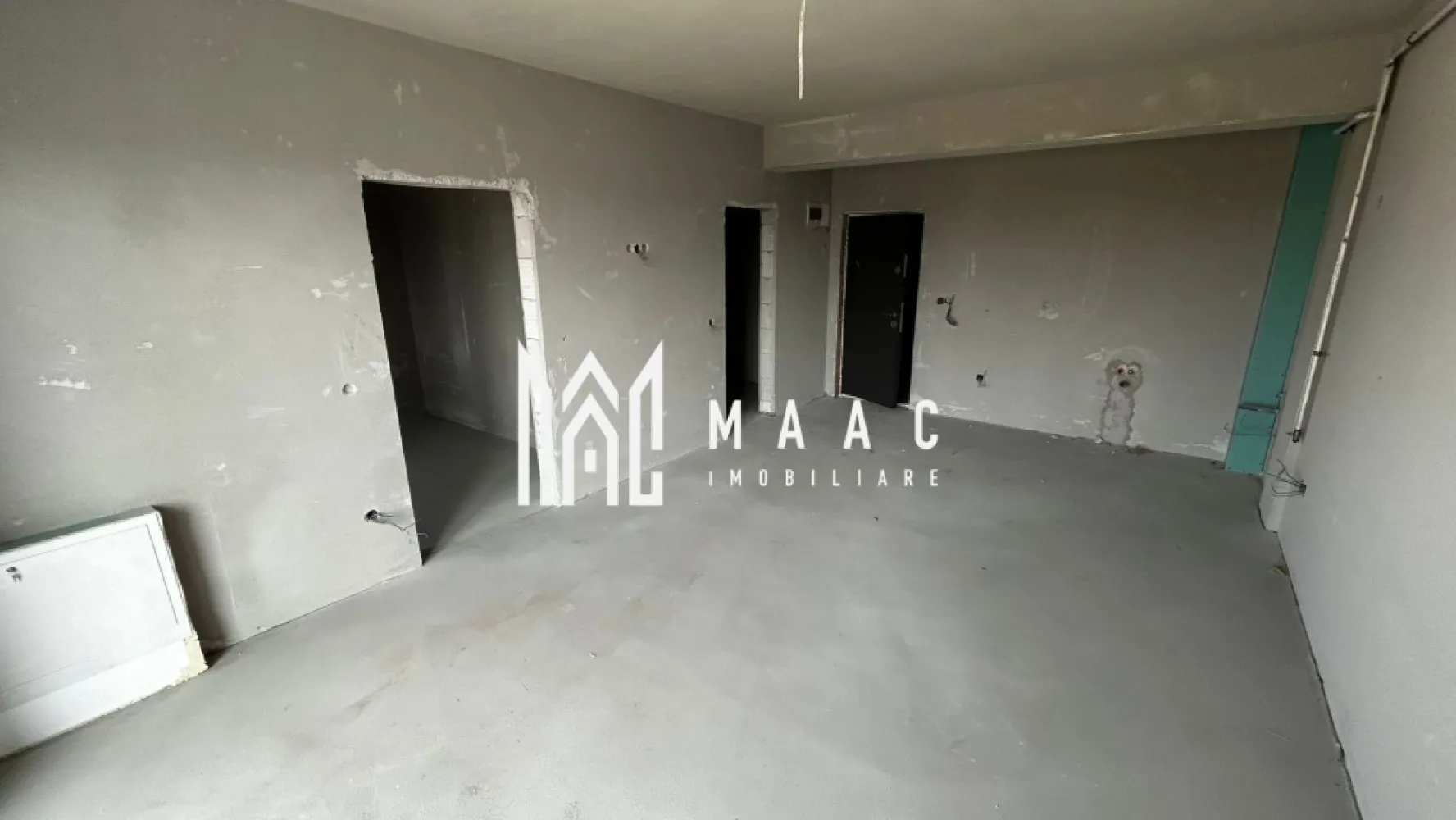 Apartament 2 camere | Etaj 1 | Încălzire în pardoseală | Parcare | Șelimbăr - Maac Imobiliare prezintă spre vânzare un apartament cu 2 camere, situat la etajul 1 al unui imobil nou, finalizat, amplasat într-o zonă foarte bună din Șelimbăr, cu acces rapid către Sibiu.

Locuința are o suprafață utilă de 46 mp și este compartimentată eficient astfel: living generos open space cu bucătăria în suprafață de 26,5 mp, dormitor de 13,83 mp, baie spațioasă de 5,7 mp și un balcon deschis de 4,44 mp, care oferă o priveliște frumoasă asupra orașului.

Apartamentul se predă la stadiul de gri, exact ca în fotografii, fiind dotat cu încălzire în pardoseală și centrală termică Bosch. Acest stadiu oferă viitorului proprietar posibilitatea de a amenaja locuința după propriile preferințe.

În prețul de vânzare este inclus un loc de parcare.

Prețul apartamentului este de 87.000 euro, negociabil, la stadiul de gri. La cerere, apartamentul poate fi predat și la stadiul de alb (preț la cerere), iar pentru varianta la cheie se poate discuta în funcție de preferințele cumpărătorului (preț la cerere) 

Datorită poziției bune și compartimentării eficiente, proprietatea reprezintă o alegere excelentă atât pentru locuință personală, cât și pentru investiție.

Pentru mai multe detalii sau pentru programarea unei vizionări, vă stăm cu drag la dispoziție.
Precizați telefonic că ați văzut anunțul cu ID: CP2954344