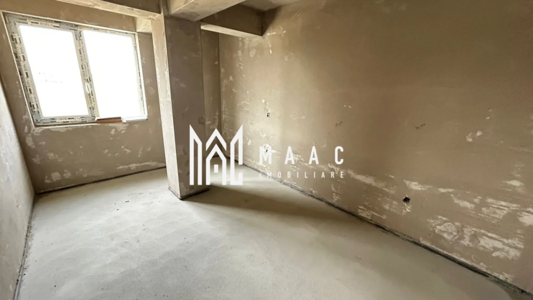 Apartament 2 camere | Etaj 1 | Încălzire în pardoseală | Parcare | Șelimbăr - Maac Imobiliare prezintă spre vânzare un apartament cu 2 camere, situat la etajul 1 al unui imobil nou, finalizat, amplasat într-o zonă foarte bună din Șelimbăr, cu acces rapid către Sibiu.

Locuința are o suprafață utilă de 46 mp și este compartimentată eficient astfel: living generos open space cu bucătăria în suprafață de 26,5 mp, dormitor de 13,83 mp, baie spațioasă de 5,7 mp și un balcon deschis de 4,44 mp, care oferă o priveliște frumoasă asupra orașului.

Apartamentul se predă la stadiul de gri, exact ca în fotografii, fiind dotat cu încălzire în pardoseală și centrală termică Bosch. Acest stadiu oferă viitorului proprietar posibilitatea de a amenaja locuința după propriile preferințe.

În prețul de vânzare este inclus un loc de parcare.

Prețul apartamentului este de 87.000 euro, negociabil, la stadiul de gri. La cerere, apartamentul poate fi predat și la stadiul de alb (preț la cerere), iar pentru varianta la cheie se poate discuta în funcție de preferințele cumpărătorului (preț la cerere) 

Datorită poziției bune și compartimentării eficiente, proprietatea reprezintă o alegere excelentă atât pentru locuință personală, cât și pentru investiție.

Pentru mai multe detalii sau pentru programarea unei vizionări, vă stăm cu drag la dispoziție.
Precizați telefonic că ați văzut anunțul cu ID: CP2954344