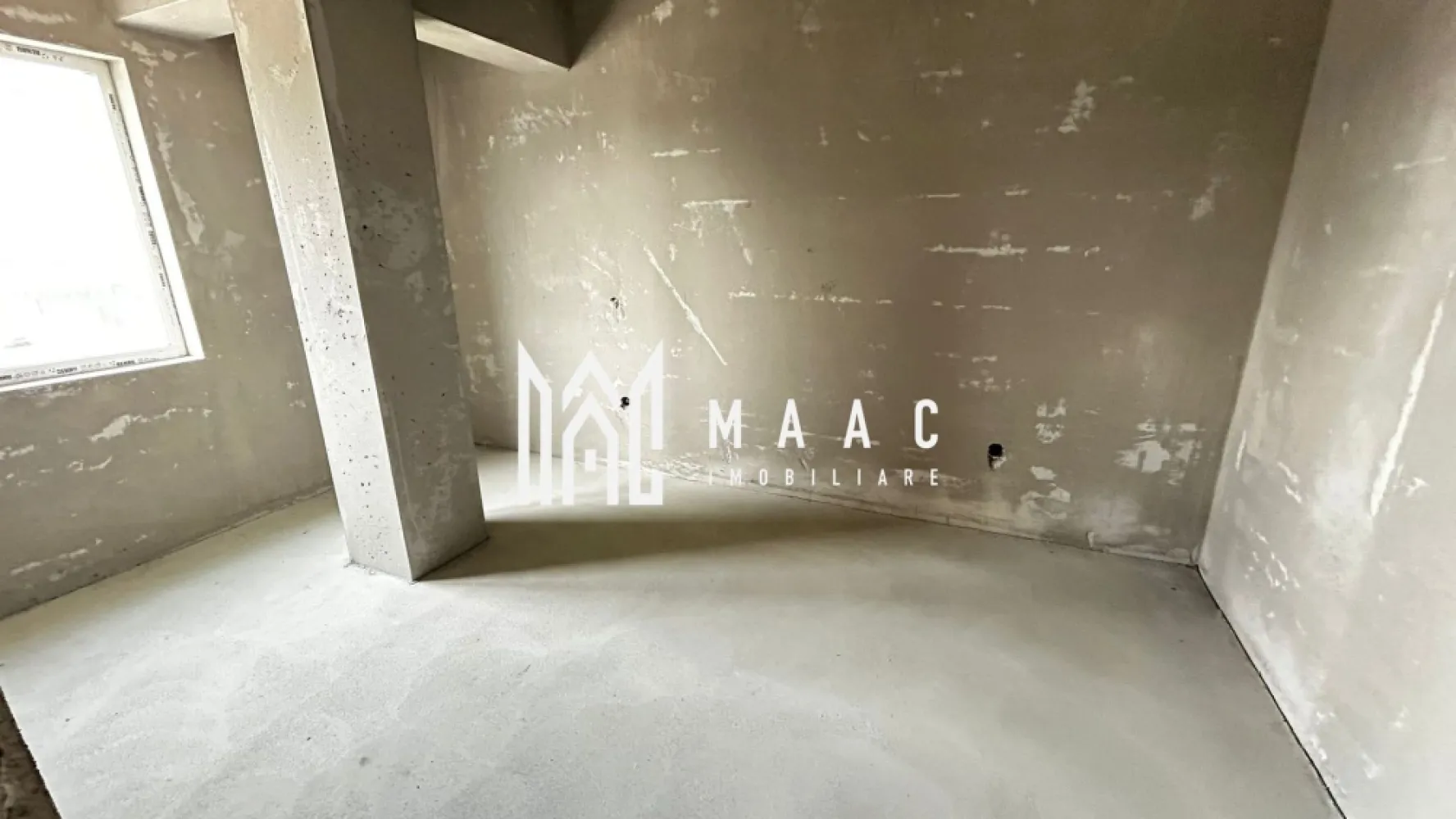 Apartament 2 camere | Etaj 1 | Încălzire în pardoseală | Parcare | Șelimbăr - Maac Imobiliare prezintă spre vânzare un apartament cu 2 camere, situat la etajul 1 al unui imobil nou, finalizat, amplasat într-o zonă foarte bună din Șelimbăr, cu acces rapid către Sibiu.

Locuința are o suprafață utilă de 46 mp și este compartimentată eficient astfel: living generos open space cu bucătăria în suprafață de 26,5 mp, dormitor de 13,83 mp, baie spațioasă de 5,7 mp și un balcon deschis de 4,44 mp, care oferă o priveliște frumoasă asupra orașului.

Apartamentul se predă la stadiul de gri, exact ca în fotografii, fiind dotat cu încălzire în pardoseală și centrală termică Bosch. Acest stadiu oferă viitorului proprietar posibilitatea de a amenaja locuința după propriile preferințe.

În prețul de vânzare este inclus un loc de parcare.

Prețul apartamentului este de 87.000 euro, negociabil, la stadiul de gri. La cerere, apartamentul poate fi predat și la stadiul de alb (preț la cerere), iar pentru varianta la cheie se poate discuta în funcție de preferințele cumpărătorului (preț la cerere) 

Datorită poziției bune și compartimentării eficiente, proprietatea reprezintă o alegere excelentă atât pentru locuință personală, cât și pentru investiție.

Pentru mai multe detalii sau pentru programarea unei vizionări, vă stăm cu drag la dispoziție.
Precizați telefonic că ați văzut anunțul cu ID: CP2954344