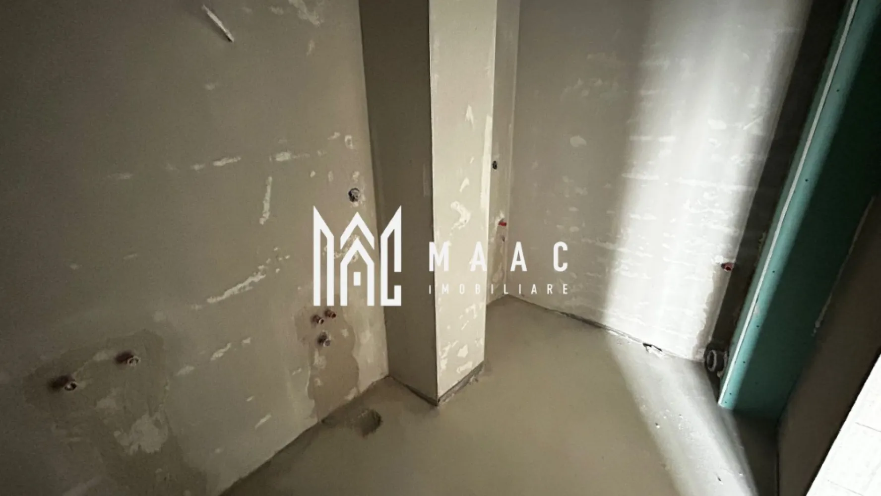 Apartament 2 camere | Etaj 1 | Încălzire în pardoseală | Parcare | Șelimbăr - Maac Imobiliare prezintă spre vânzare un apartament cu 2 camere, situat la etajul 1 al unui imobil nou, finalizat, amplasat într-o zonă foarte bună din Șelimbăr, cu acces rapid către Sibiu.

Locuința are o suprafață utilă de 46 mp și este compartimentată eficient astfel: living generos open space cu bucătăria în suprafață de 26,5 mp, dormitor de 13,83 mp, baie spațioasă de 5,7 mp și un balcon deschis de 4,44 mp, care oferă o priveliște frumoasă asupra orașului.

Apartamentul se predă la stadiul de gri, exact ca în fotografii, fiind dotat cu încălzire în pardoseală și centrală termică Bosch. Acest stadiu oferă viitorului proprietar posibilitatea de a amenaja locuința după propriile preferințe.

În prețul de vânzare este inclus un loc de parcare.

Prețul apartamentului este de 87.000 euro, negociabil, la stadiul de gri. La cerere, apartamentul poate fi predat și la stadiul de alb (preț la cerere), iar pentru varianta la cheie se poate discuta în funcție de preferințele cumpărătorului (preț la cerere) 

Datorită poziției bune și compartimentării eficiente, proprietatea reprezintă o alegere excelentă atât pentru locuință personală, cât și pentru investiție.

Pentru mai multe detalii sau pentru programarea unei vizionări, vă stăm cu drag la dispoziție.
Precizați telefonic că ați văzut anunțul cu ID: CP2954344