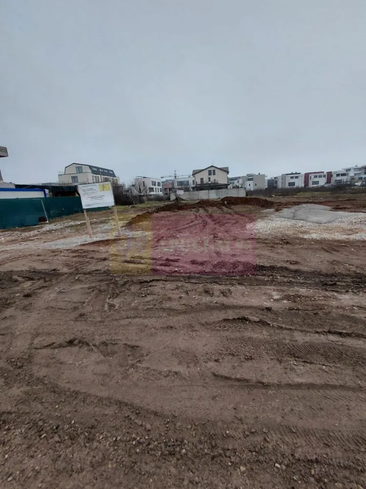 Vanzare teren constructie casa in zona Sisesti-Rompetrol - Va oferim spre vanzare un teren intravilan pentru constructie casa, in zona Sisesti, cu o suprafata de 466mp, intravilan, cu drum de servitute. Urbanism Ds+P+1E. POTmax=45%, CUTmax=2mp ADC/mp teren, Rhmax=Ds+P+1E, Hstreasina=7,00m, Hcoama=10m.
Utilitatile: apa, curent, gaze in apropierea terenului.
Retrageri ale edificiului: fata -5m; spate min-3,00m; dreapta min=3m; stanga min-3,00m.
 Terenul este marcat cu tarusi.