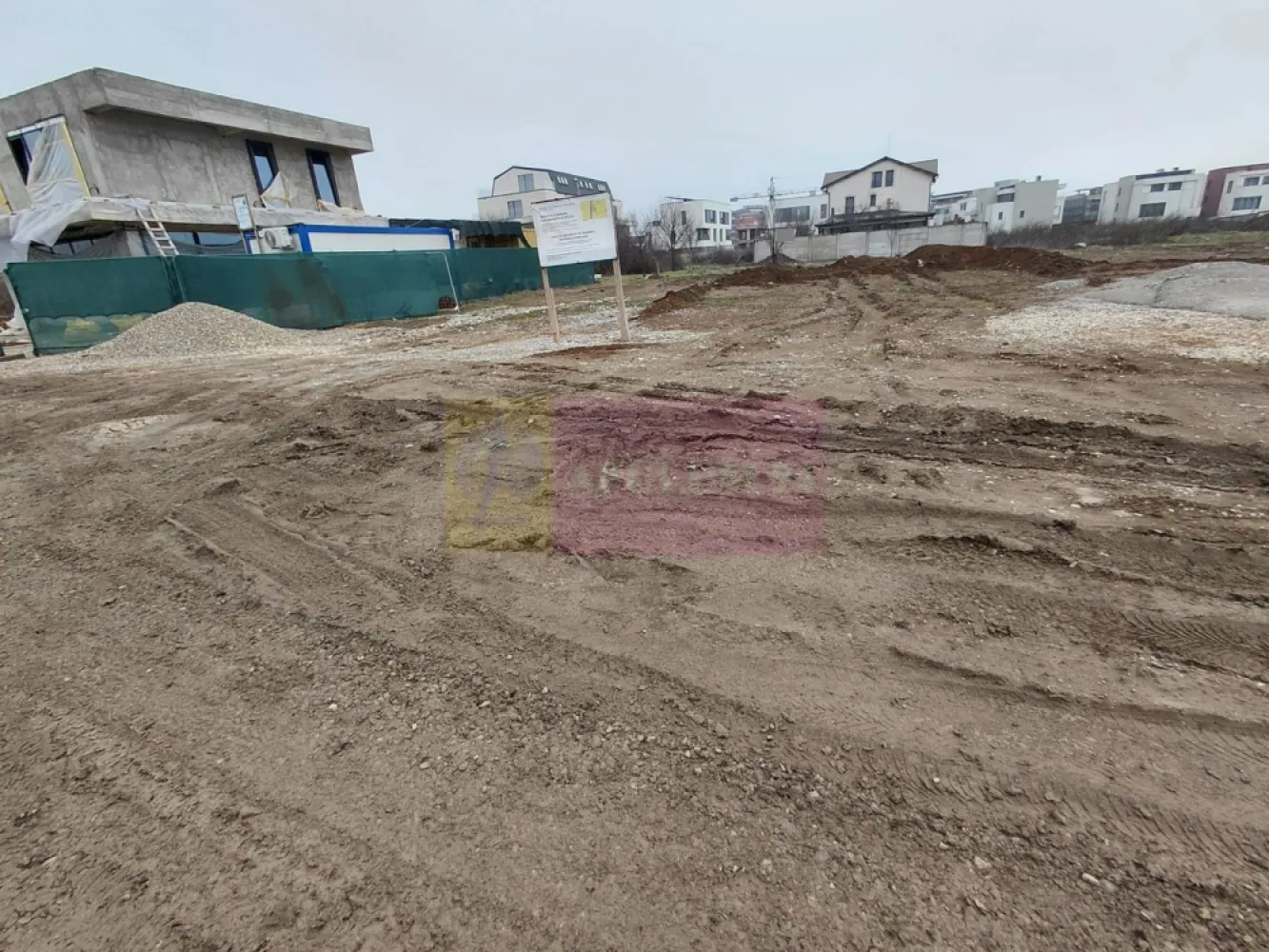 Vanzare teren constructie casa in zona Sisesti-Rompetrol - Va oferim spre vanzare un teren intravilan pentru constructie casa, in zona Sisesti, cu o suprafata de 466mp, intravilan, cu drum de servitute. Urbanism Ds+P+1E. POTmax=45%, CUTmax=2mp ADC/mp teren, Rhmax=Ds+P+1E, Hstreasina=7,00m, Hcoama=10m.
Utilitatile: apa, curent, gaze in apropierea terenului.
Retrageri ale edificiului: fata -5m; spate min-3,00m; dreapta min=3m; stanga min-3,00m.
 Terenul este marcat cu tarusi.