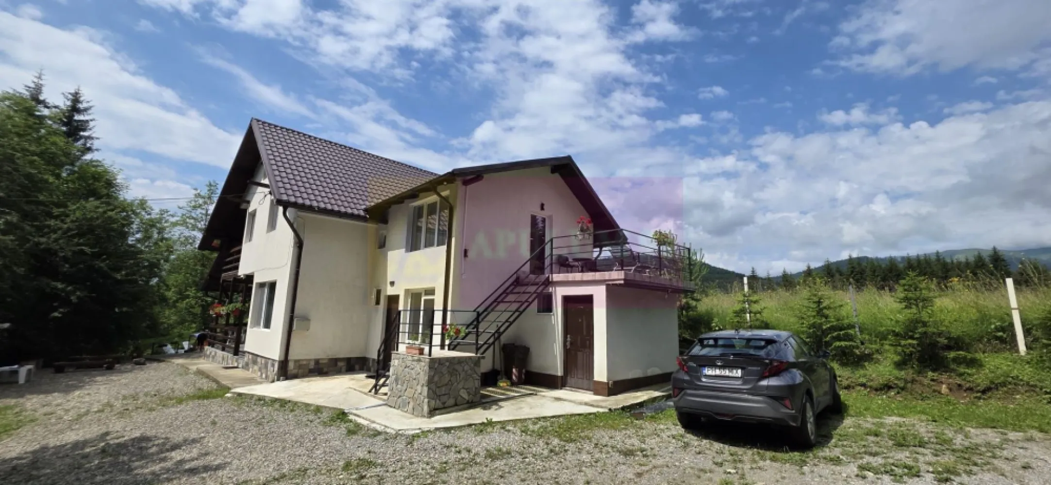 Vila din padure in Valea Doftanei - Vilă de vânzare în mijlocul naturii – Proprietate unică, amplasată în pădure, lângă un pârâu de munte

Agenția Imobiliară Mervani vă propune spre vânzare o proprietate deosebită, situată într-un cadru natural spectaculos, în mijlocul pădurii, chiar lângă un pârâu cu apă rece de munte. Liniștea, aerul curat și peisajele deosebite transformă această vilă într-un loc ideal pentru relaxare, locuire permanentă sau dezvoltarea unei afaceri turistice.

Construită în anul 2020, vila este amplasată pe un teren cu suprafața de 1.267 mp și are o suprafață construită de 136 mp, o amprentă la sol de 94 mp, o terasă de 30 mp și un balcon de 5 mp.

Imobilul are fundație din beton, structură din lemn, pereți din BCA, acoperiș din țiglă metalică, tâmplărie PVC cu geam termopan și finisaje clasice. Vila este izolată termic cu polistiren de 10 cm și se vinde complet mobilată și utilată, fiind pregătită pentru utilizare imediată.
Compartimentare
Parter

 Terasă
 Living
 Dormitor cu baie proprie
 Grup sanitar
 Bucătărie complet utilată
 Sală de mese
 Cameră tehnică

Etaj

 Patru dormitoare, fiecare cu baie proprie
 Un dormitor beneficiază de balcon
 Un dormitor beneficiază de terasă

În total, proprietatea dispune de 5 dormitoare, fiecare având baie proprie, ceea ce o face ideală pentru exploatarea în regim turistic.
Dotări și utilități

 Centrală termică pe peleți
 Apă caldă asigurată prin trei boilere electrice
 Sistem fotovoltaic cu baterii de 5,5 kW
 Puț propriu cu pompă submersibilă
 Fosă septică
 Alimentare cu energie electrică din rețeaua publică
 Internet și televiziune prin cablu
 Aragaz alimentat cu butelie
 Bucătărie complet utilată cu frigider, chiuvetă și veselă

Facilități exterioare

Curtea este amenajată pentru relaxare și petrecerea timpului în aer liber, oferind numeroase spații destinate confortului și agrementului:

 Terasă
 Foișor cu zonă de luat masa și grătar
 Al doilea foișor amplasat lângă lac și pârâu
 Ciubăr încălzit cu lemne, amplasat în mijlocul naturii
 Pirostrie pentru gătit în aer liber
 Spațiu destinat focului de tabără
 Parcare proprie
 Leagăne, trambulină și tobogan pentru copii

Sunetul permanent al pârâului, răcoarea oferită de pădure și peisajul natural creează o atmosferă rar întâlnită, perfectă pentru relaxare și deconectare.
Zonă și activități

Proprietatea este amplasată într-o zonă ideală pentru iubitorii de natură și activități în aer liber. În apropiere pot fi organizate:

 Drumeții prin pădure
 Plimbări cu ATV-ul
 Activități recreative în natură
 Relaxare într-un cadru natural deosebit

O investiție gata de exploatare

Vila este inclusă în circuitul turistic și reprezintă o oportunitate excelentă pentru investitori, având un potențial de venit de aproximativ 20.000 euro pe an. Compartimentarea eficientă, cele cinci dormitoare cu băi proprii și facilitățile oferite o recomandă atât pentru închiriere integrală, cât și pentru cazarea