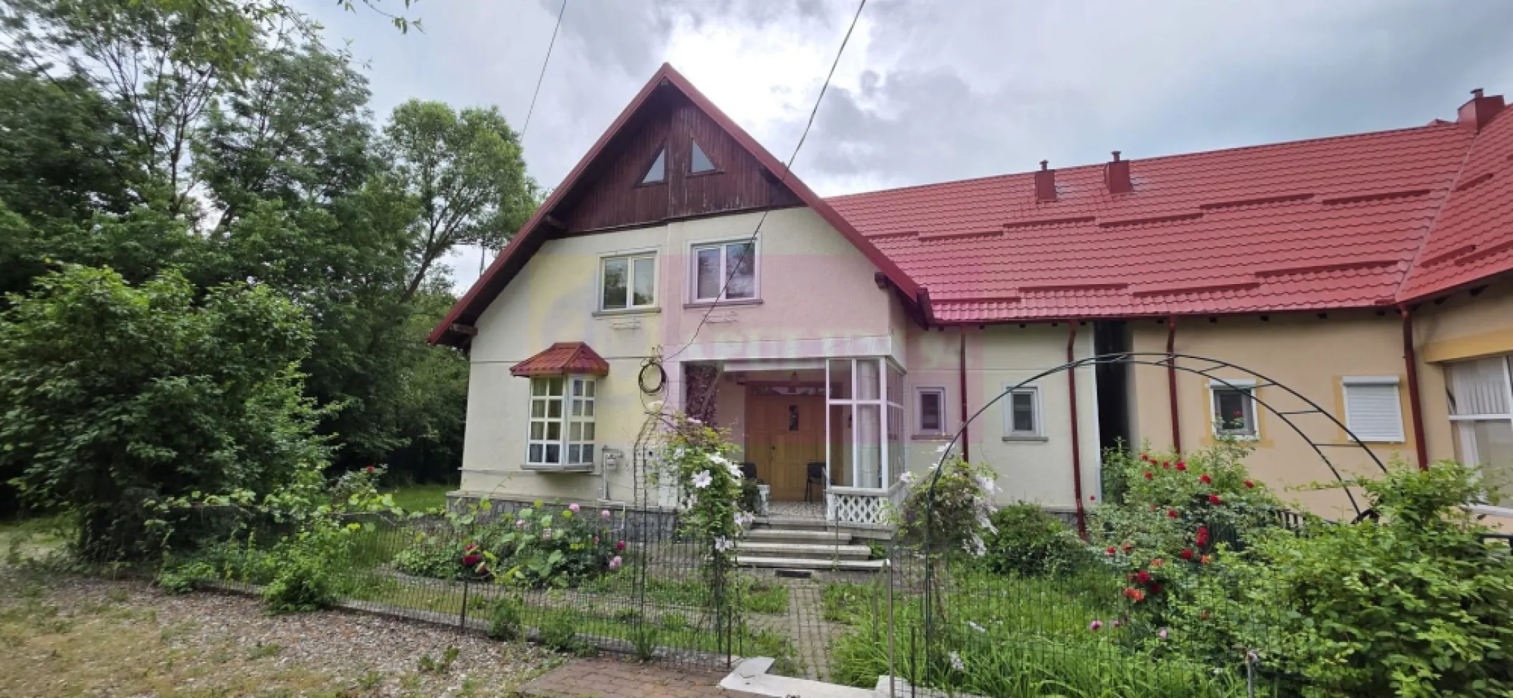 Vila de vanzare cu 6 camere si teren de 1000 mp in Cornu, Prahova - Vilă de vânzare în Cornu, Prahova – Eleganță, spațiu și confort într-o zonă deosebită

Agenția Imobiliară Mervani vă invită să descoperiți o proprietate amplasată în zona centrală a localității Cornu, una dintre cele mai apreciate destinații rezidențiale din județul Prahova, recunoscută pentru liniște, aerul curat și peisajele sale.

Vila, construită în anul 1992, este amplasată pe un teren de 1.000 mp și are o suprafață construită de 234 mp, fiind concepută pentru a oferi confort, funcționalitate și durabilitate.

Construcția beneficiază de o structură solidă, realizată din fundații, stâlpi și grinzi din beton armat, pereți din cărămidă și planșee din beton între toate nivelurile, elemente care oferă rezistență și siguranță în exploatare.

Compartimentarea este practică și răspunde nevoilor unei familii numeroase.

Demisol

 pivniță;
 cameră tehnică pentru centrala termică pe gaz.

Parter

 terasă acoperită;
 hol;
 living;
 bucătărie;
 dormitor;
 birou;
 baie;
 grup sanitar;
 scară interioară din beton.

Etaj

 hol;
 living cu balcon;
 trei dormitoare;
 baie.

Pod

 spațiu destinat depozitării.

La parter, tâmplăria exterioară este din PVC cu geam termopan, iar la etaj este realizată din lemn. Tâmplăria interioară este integral din lemn, iar finisajele includ pardoseli din gresie și parchet din lemn, creând o atmosferă caldă și primitoare.

Proprietatea este racordată la toate utilitățile:

 apă;
 canalizare;
 gaz natural;
 energie electrică;
 internet;
 CATV.

Terenul de 1.000 mp oferă spațiu generos pentru amenajarea unei grădini, a unei zone de relaxare sau a unui foișor, fiind locul ideal pentru petrecerea timpului în aer liber.

Prin poziționarea sa excelentă, compartimentarea generoasă și construcția solidă, această proprietate reprezintă o alegere inspirată atât pentru locuire permanentă, cât și ca reședință de vacanță, într-una dintre cele mai căutate localități de pe Valea Prahovei.

Pentru informații suplimentare și programarea unei vizionări, vă invităm să contactați Agenția Imobiliară Mervani la 0729 935 536.