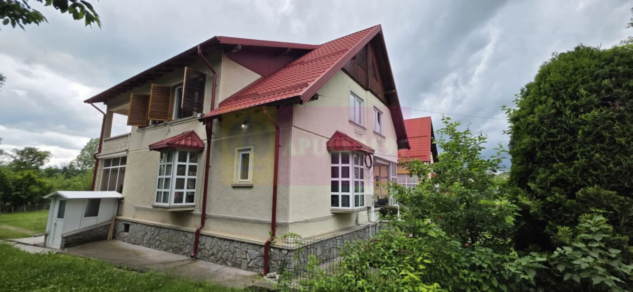 Vila de vanzare cu 6 camere si teren de 1000 mp in Cornu, Prahova - Vilă de vânzare în Cornu, Prahova – Eleganță, spațiu și confort într-o zonă deosebită

Agenția Imobiliară Mervani vă invită să descoperiți o proprietate amplasată în zona centrală a localității Cornu, una dintre cele mai apreciate destinații rezidențiale din județul Prahova, recunoscută pentru liniște, aerul curat și peisajele sale.

Vila, construită în anul 1992, este amplasată pe un teren de 1.000 mp și are o suprafață construită de 234 mp, fiind concepută pentru a oferi confort, funcționalitate și durabilitate.

Construcția beneficiază de o structură solidă, realizată din fundații, stâlpi și grinzi din beton armat, pereți din cărămidă și planșee din beton între toate nivelurile, elemente care oferă rezistență și siguranță în exploatare.

Compartimentarea este practică și răspunde nevoilor unei familii numeroase.

Demisol

 pivniță;
 cameră tehnică pentru centrala termică pe gaz.

Parter

 terasă acoperită;
 hol;
 living;
 bucătărie;
 dormitor;
 birou;
 baie;
 grup sanitar;
 scară interioară din beton.

Etaj

 hol;
 living cu balcon;
 trei dormitoare;
 baie.

Pod

 spațiu destinat depozitării.

La parter, tâmplăria exterioară este din PVC cu geam termopan, iar la etaj este realizată din lemn. Tâmplăria interioară este integral din lemn, iar finisajele includ pardoseli din gresie și parchet din lemn, creând o atmosferă caldă și primitoare.

Proprietatea este racordată la toate utilitățile:

 apă;
 canalizare;
 gaz natural;
 energie electrică;
 internet;
 CATV.

Terenul de 1.000 mp oferă spațiu generos pentru amenajarea unei grădini, a unei zone de relaxare sau a unui foișor, fiind locul ideal pentru petrecerea timpului în aer liber.

Prin poziționarea sa excelentă, compartimentarea generoasă și construcția solidă, această proprietate reprezintă o alegere inspirată atât pentru locuire permanentă, cât și ca reședință de vacanță, într-una dintre cele mai căutate localități de pe Valea Prahovei.

Pentru informații suplimentare și programarea unei vizionări, vă invităm să contactați Agenția Imobiliară Mervani la 0729 935 536.