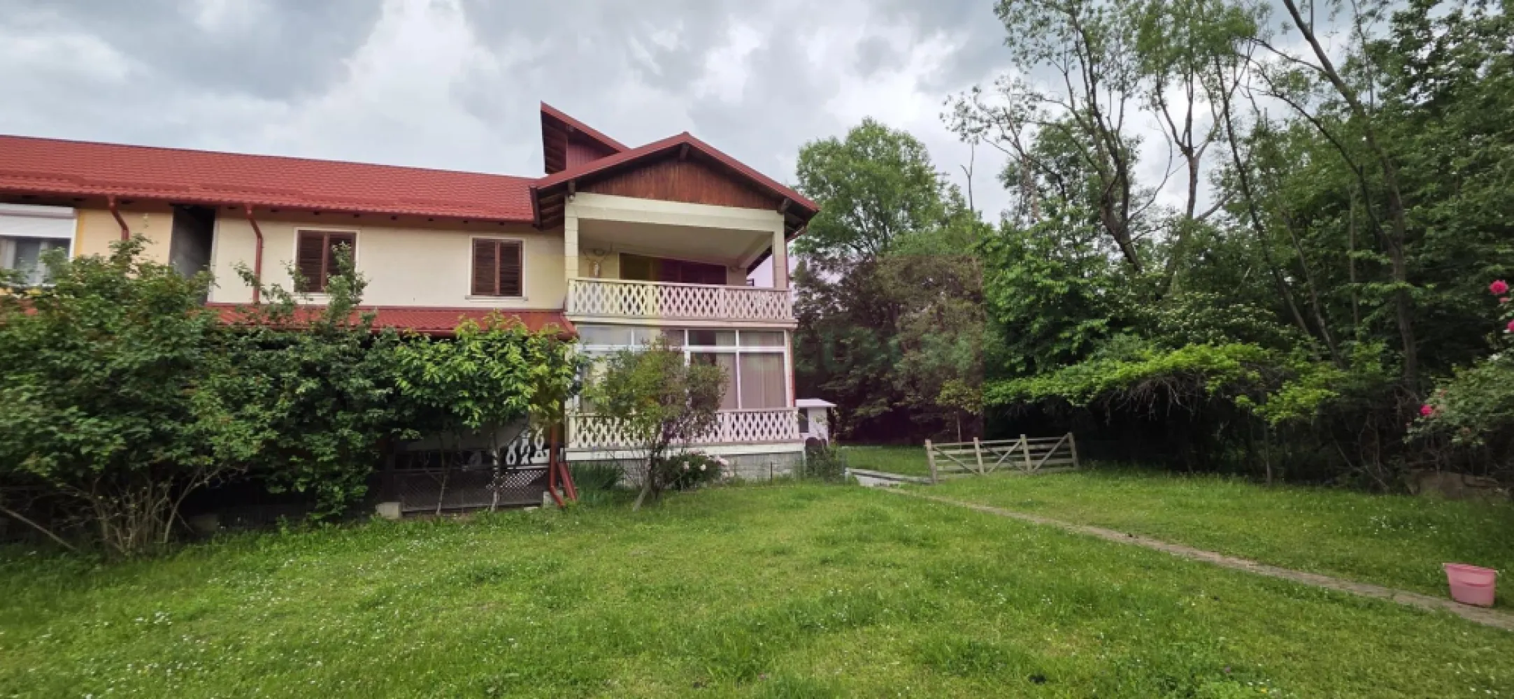 Vila de vanzare cu 6 camere si teren de 1000 mp in Cornu, Prahova - Vilă de vânzare în Cornu, Prahova – Eleganță, spațiu și confort într-o zonă deosebită

Agenția Imobiliară Mervani vă invită să descoperiți o proprietate amplasată în zona centrală a localității Cornu, una dintre cele mai apreciate destinații rezidențiale din județul Prahova, recunoscută pentru liniște, aerul curat și peisajele sale.

Vila, construită în anul 1992, este amplasată pe un teren de 1.000 mp și are o suprafață construită de 234 mp, fiind concepută pentru a oferi confort, funcționalitate și durabilitate.

Construcția beneficiază de o structură solidă, realizată din fundații, stâlpi și grinzi din beton armat, pereți din cărămidă și planșee din beton între toate nivelurile, elemente care oferă rezistență și siguranță în exploatare.

Compartimentarea este practică și răspunde nevoilor unei familii numeroase.

Demisol

 pivniță;
 cameră tehnică pentru centrala termică pe gaz.

Parter

 terasă acoperită;
 hol;
 living;
 bucătărie;
 dormitor;
 birou;
 baie;
 grup sanitar;
 scară interioară din beton.

Etaj

 hol;
 living cu balcon;
 trei dormitoare;
 baie.

Pod

 spațiu destinat depozitării.

La parter, tâmplăria exterioară este din PVC cu geam termopan, iar la etaj este realizată din lemn. Tâmplăria interioară este integral din lemn, iar finisajele includ pardoseli din gresie și parchet din lemn, creând o atmosferă caldă și primitoare.

Proprietatea este racordată la toate utilitățile:

 apă;
 canalizare;
 gaz natural;
 energie electrică;
 internet;
 CATV.

Terenul de 1.000 mp oferă spațiu generos pentru amenajarea unei grădini, a unei zone de relaxare sau a unui foișor, fiind locul ideal pentru petrecerea timpului în aer liber.

Prin poziționarea sa excelentă, compartimentarea generoasă și construcția solidă, această proprietate reprezintă o alegere inspirată atât pentru locuire permanentă, cât și ca reședință de vacanță, într-una dintre cele mai căutate localități de pe Valea Prahovei.

Pentru informații suplimentare și programarea unei vizionări, vă invităm să contactați Agenția Imobiliară Mervani la 0729 935 536.