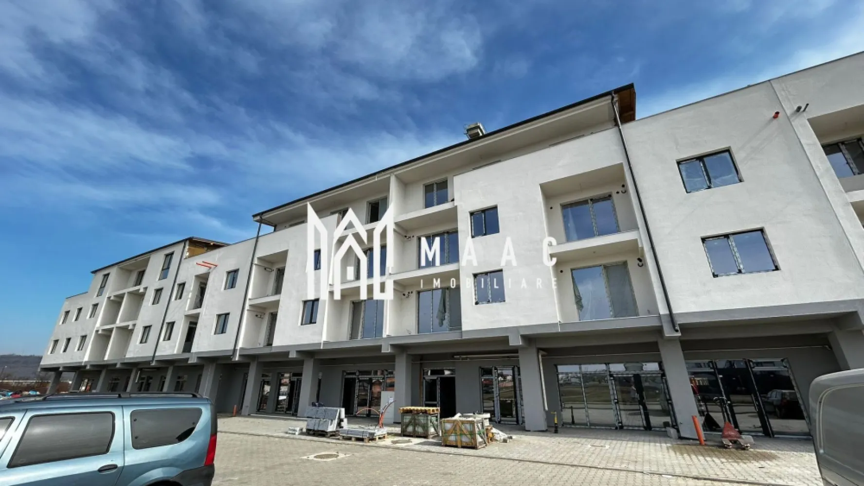 Apartament 2 camere | Etaj 1 | Încălzire în pardoseală | Parcare | Șelimbăr - Maac Imobiliare prezintă spre vânzare un apartament cu 2 camere, situat la etajul 1 al unui imobil nou, finalizat, amplasat într-o zonă foarte bună din Șelimbăr, cu acces rapid către Sibiu.

Locuința are o suprafață utilă de 46 mp și este compartimentată eficient astfel: living generos open space cu bucătăria în suprafață de 26,5 mp, dormitor de 13,83 mp, baie spațioasă de 5,7 mp și un balcon deschis de 4,44 mp, care oferă o priveliște frumoasă asupra orașului.

Apartamentul se predă la stadiul de gri, exact ca în fotografii, fiind dotat cu încălzire în pardoseală și centrală termică Bosch. Acest stadiu oferă viitorului proprietar posibilitatea de a amenaja locuința după propriile preferințe.

În prețul de vânzare este inclus un loc de parcare.

Prețul apartamentului este de 87.000 euro, negociabil, la stadiul de gri. La cerere, apartamentul poate fi predat și la stadiul de alb (preț la cerere), iar pentru varianta la cheie se poate discuta în funcție de preferințele cumpărătorului (preț la cerere) 

Datorită poziției bune și compartimentării eficiente, proprietatea reprezintă o alegere excelentă atât pentru locuință personală, cât și pentru investiție.

Pentru mai multe detalii sau pentru programarea unei vizionări, vă stăm cu drag la dispoziție.
Precizați telefonic că ați văzut anunțul cu ID: CP2954307