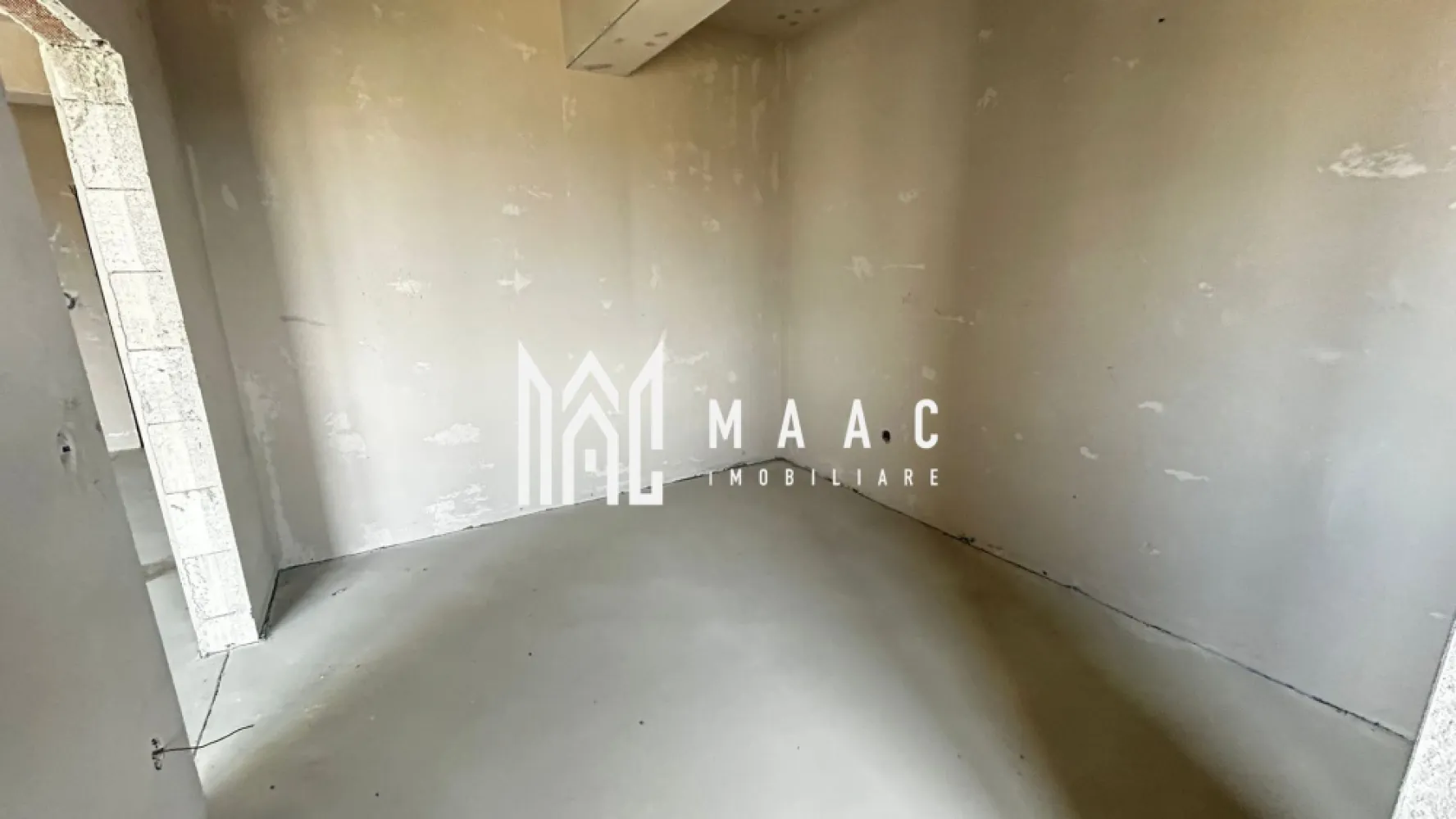 Apartament 2 camere | Etaj 1 | Încălzire în pardoseală | Parcare | Șelimbăr - Maac Imobiliare prezintă spre vânzare un apartament cu 2 camere, situat la etajul 1 al unui imobil nou, finalizat, amplasat într-o zonă foarte bună din Șelimbăr, cu acces rapid către Sibiu.

Locuința are o suprafață utilă de 46 mp și este compartimentată eficient astfel: living generos open space cu bucătăria în suprafață de 26,5 mp, dormitor de 13,83 mp, baie spațioasă de 5,7 mp și un balcon deschis de 4,44 mp, care oferă o priveliște frumoasă asupra orașului.

Apartamentul se predă la stadiul de gri, exact ca în fotografii, fiind dotat cu încălzire în pardoseală și centrală termică Bosch. Acest stadiu oferă viitorului proprietar posibilitatea de a amenaja locuința după propriile preferințe.

În prețul de vânzare este inclus un loc de parcare.

Prețul apartamentului este de 87.000 euro, negociabil, la stadiul de gri. La cerere, apartamentul poate fi predat și la stadiul de alb (preț la cerere), iar pentru varianta la cheie se poate discuta în funcție de preferințele cumpărătorului (preț la cerere) 

Datorită poziției bune și compartimentării eficiente, proprietatea reprezintă o alegere excelentă atât pentru locuință personală, cât și pentru investiție.

Pentru mai multe detalii sau pentru programarea unei vizionări, vă stăm cu drag la dispoziție.
Precizați telefonic că ați văzut anunțul cu ID: CP2954307