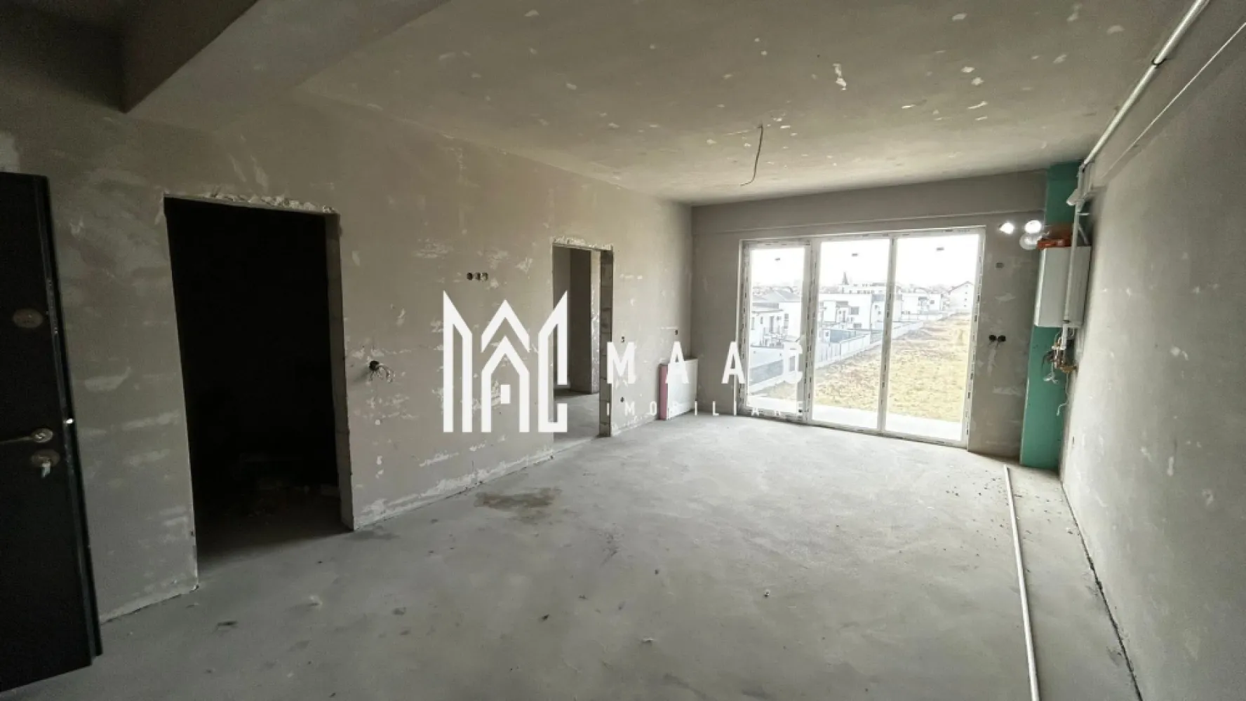 Apartament 2 camere | Etaj 1 | Încălzire în pardoseală | Parcare | Șelimbăr - Maac Imobiliare prezintă spre vânzare un apartament cu 2 camere, situat la etajul 1 al unui imobil nou, finalizat, amplasat într-o zonă foarte bună din Șelimbăr, cu acces rapid către Sibiu.

Locuința are o suprafață utilă de 46 mp și este compartimentată eficient astfel: living generos open space cu bucătăria în suprafață de 26,5 mp, dormitor de 13,83 mp, baie spațioasă de 5,7 mp și un balcon deschis de 4,44 mp, care oferă o priveliște frumoasă asupra orașului.

Apartamentul se predă la stadiul de gri, exact ca în fotografii, fiind dotat cu încălzire în pardoseală și centrală termică Bosch. Acest stadiu oferă viitorului proprietar posibilitatea de a amenaja locuința după propriile preferințe.

În prețul de vânzare este inclus un loc de parcare.

Prețul apartamentului este de 87.000 euro, negociabil, la stadiul de gri. La cerere, apartamentul poate fi predat și la stadiul de alb (preț la cerere), iar pentru varianta la cheie se poate discuta în funcție de preferințele cumpărătorului (preț la cerere) 

Datorită poziției bune și compartimentării eficiente, proprietatea reprezintă o alegere excelentă atât pentru locuință personală, cât și pentru investiție.

Pentru mai multe detalii sau pentru programarea unei vizionări, vă stăm cu drag la dispoziție.
Precizați telefonic că ați văzut anunțul cu ID: CP2954307
