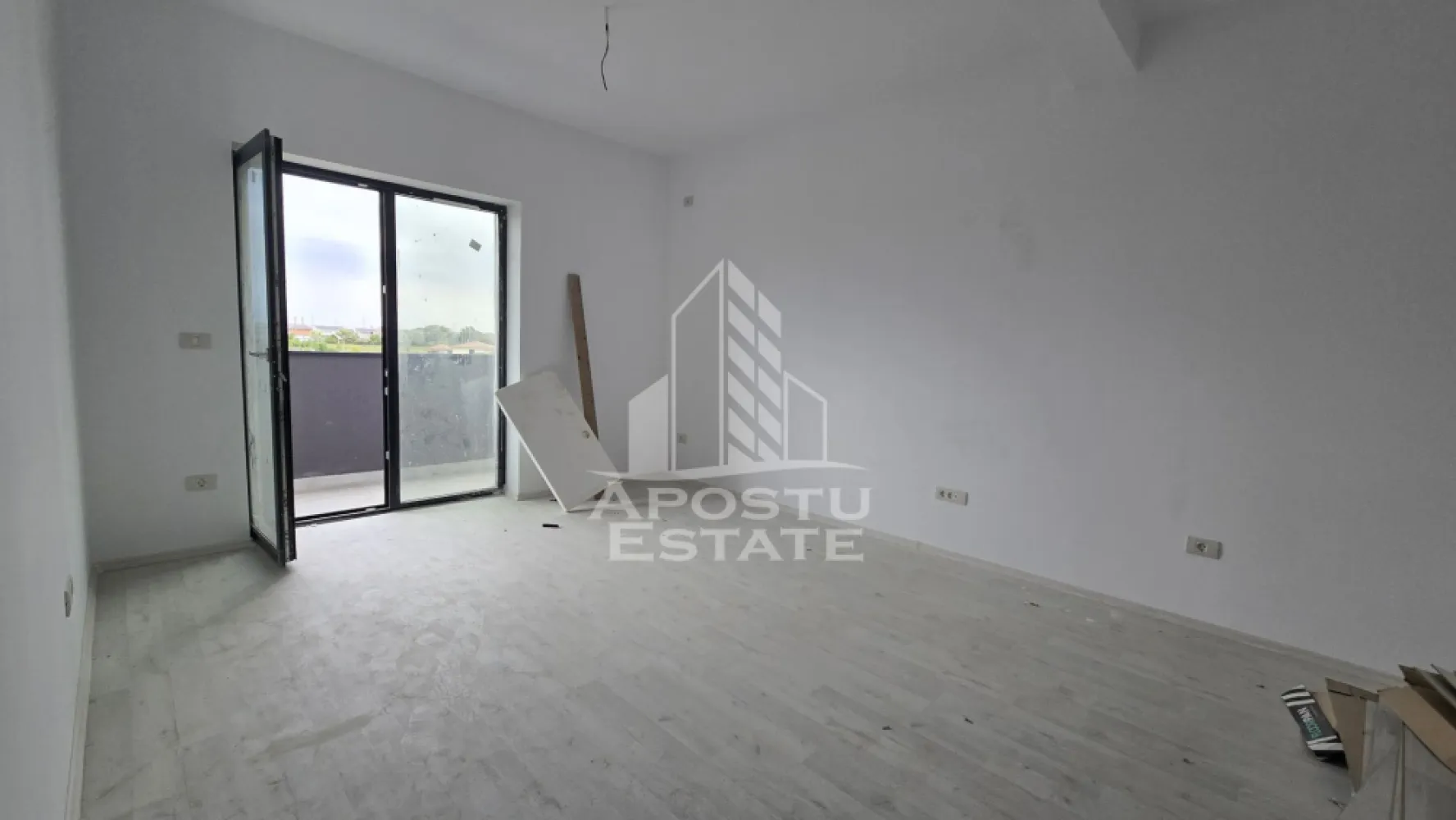 Apartament nou de vanzare, 2 camere, bucatarie inchisa, parter, Giroc - Apostu Estate va ofera spre vanzare un apartament nou, cu 2 camere, decomandat, cu bucatarie inchisa, situat la parterul unui imobil intabulat in anul 2025, in Timis, Giroc, zona Calea Urseni. Aproximativ 1 km distanta fata de Zone Cafe 2 si Mega Image Calea Urseni Timisoara. Acces facil la centura ocolitoare a orasului. Doar 300 m fata de prima statie a mijloacelor de transport in comun.

Imobil realizat din caramida Porotherm de 30 cm pe exterior, 25 cm zidurile pe interior si 11.5 zidurile de compartimentare la bai.
Izolatie de 10 cm EPS 80.
Acoperis din tigla.

Loc de parcare propriu inscris in cartea funciara.
Patru apartamente pe etaj. 
Regim de inaltime: P + 2 + M. 
Acoperis din tigla. 
Tamplarie PVC, geamuri tripan.

Confortul termic se realizeaza cu ajutorul centralei proprii pe gaz, incalzire in pardoseala.

Apartamentul dispune de 53 mpu, plus un balcon de aproximativ 5 - 6 mp. 
Compartimentat astfel:
- hol de acces generos
- bucatarie inchisa, 8 mp
- living, 18.5 mp
- dormitor, 14 mp
- baie cu dus, rigola si toaleta suspendata cu rezervor incorporat, 5 mp
- balcon deschis 

Agentia imobiliara Apostu Estate va ofera consultanta bancara gratuita prin intermediul colaboratorilor nostri pentru alegerea celui mai potrivit tip de credit, astfel incat tu sa devi noul proprietar al acestui apartament.

Va asteptam cu drag la o vizionare!