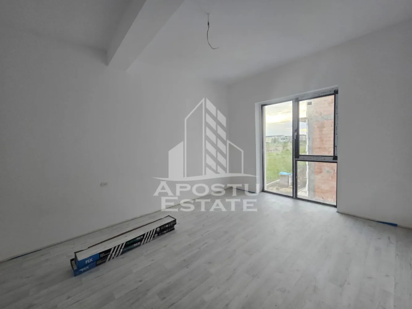 Apartament nou de vanzare, 2 camere, bucatarie inchisa, parter, Giroc - Apostu Estate va ofera spre vanzare un apartament nou, cu 2 camere, decomandat, cu bucatarie inchisa, situat la parterul unui imobil intabulat in anul 2025, in Timis, Giroc, zona Calea Urseni. Aproximativ 1 km distanta fata de Zone Cafe 2 si Mega Image Calea Urseni Timisoara. Acces facil la centura ocolitoare a orasului. Doar 300 m fata de prima statie a mijloacelor de transport in comun.

Imobil realizat din caramida Porotherm de 30 cm pe exterior, 25 cm zidurile pe interior si 11.5 zidurile de compartimentare la bai.
Izolatie de 10 cm EPS 80.
Acoperis din tigla.

Loc de parcare propriu inscris in cartea funciara.
Patru apartamente pe etaj. 
Regim de inaltime: P + 2 + M. 
Acoperis din tigla. 
Tamplarie PVC, geamuri tripan.

Confortul termic se realizeaza cu ajutorul centralei proprii pe gaz, incalzire in pardoseala.

Apartamentul dispune de 53 mpu, plus un balcon de aproximativ 5 - 6 mp. 
Compartimentat astfel:
- hol de acces generos
- bucatarie inchisa, 8 mp
- living, 18.5 mp
- dormitor, 14 mp
- baie cu dus, rigola si toaleta suspendata cu rezervor incorporat, 5 mp
- balcon deschis 

Agentia imobiliara Apostu Estate va ofera consultanta bancara gratuita prin intermediul colaboratorilor nostri pentru alegerea celui mai potrivit tip de credit, astfel incat tu sa devi noul proprietar al acestui apartament.

Va asteptam cu drag la o vizionare!