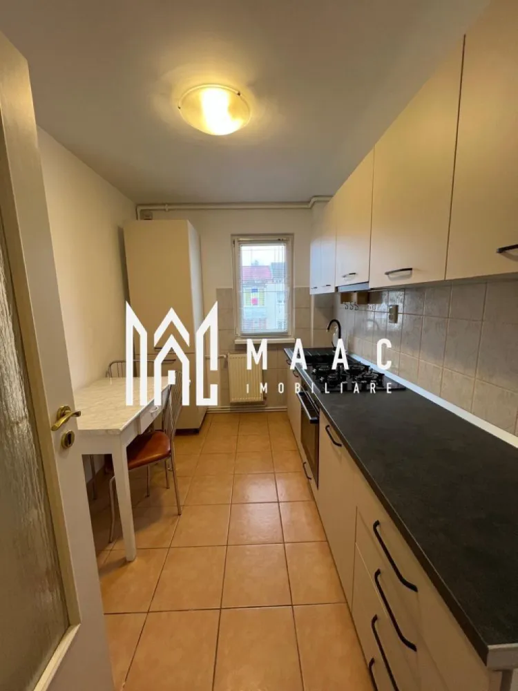 Apartament | 3 camere | 60 MPU | Balcon | Mihai Viteazu - MAAC Imobiliare vă propune spre închiriere un apartament cu 3 camere decomandate.

Locuința oferă avantajul intimității și al lipsei vecinilor deasupra, fiind ideală pentru cei care caută o atmosferă liniștită si primitoare.

Apartamentul este complet amenajat, mobilat si utilat, gata pentru mutare imediată.

Avantaje:
-zona cu multe locuri de parcare

-balcon deschis

-mașină spălat haine

-pivniță proprie

Condiții închiriere: 
-garanție în cuantumul unei chirii

-nu se acceptă animale de companie

-închiriere pe termen lung

Pentru programarea unei vizionări sau mai multe detalii contactați-ne și specificați codul proprietății ID:CP2954240.