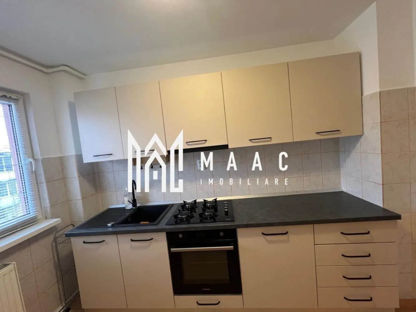 Apartament | 3 camere | 60 MPU | Balcon | Mihai Viteazu - MAAC Imobiliare vă propune spre închiriere un apartament cu 3 camere decomandate.

Locuința oferă avantajul intimității și al lipsei vecinilor deasupra, fiind ideală pentru cei care caută o atmosferă liniștită si primitoare.

Apartamentul este complet amenajat, mobilat si utilat, gata pentru mutare imediată.

Avantaje:
-zona cu multe locuri de parcare

-balcon deschis

-mașină spălat haine

-pivniță proprie

Condiții închiriere: 
-garanție în cuantumul unei chirii

-nu se acceptă animale de companie

-închiriere pe termen lung

Pentru programarea unei vizionări sau mai multe detalii contactați-ne și specificați codul proprietății ID:CP2954240.