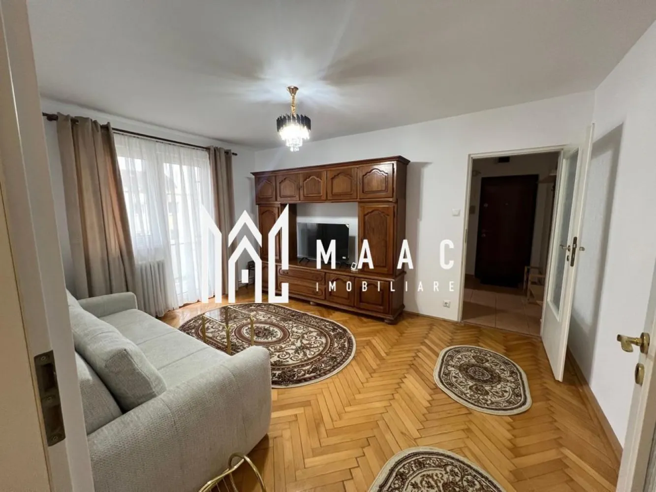 Apartament | 3 camere | 60 MPU | Balcon | Mihai Viteazu - MAAC Imobiliare vă propune spre închiriere un apartament cu 3 camere decomandate.

Locuința oferă avantajul intimității și al lipsei vecinilor deasupra, fiind ideală pentru cei care caută o atmosferă liniștită si primitoare.

Apartamentul este complet amenajat, mobilat si utilat, gata pentru mutare imediată.

Avantaje:
-zona cu multe locuri de parcare

-balcon deschis

-mașină spălat haine

-pivniță proprie

Condiții închiriere: 
-garanție în cuantumul unei chirii

-nu se acceptă animale de companie

-închiriere pe termen lung

Pentru programarea unei vizionări sau mai multe detalii contactați-ne și specificați codul proprietății ID:CP2954240.