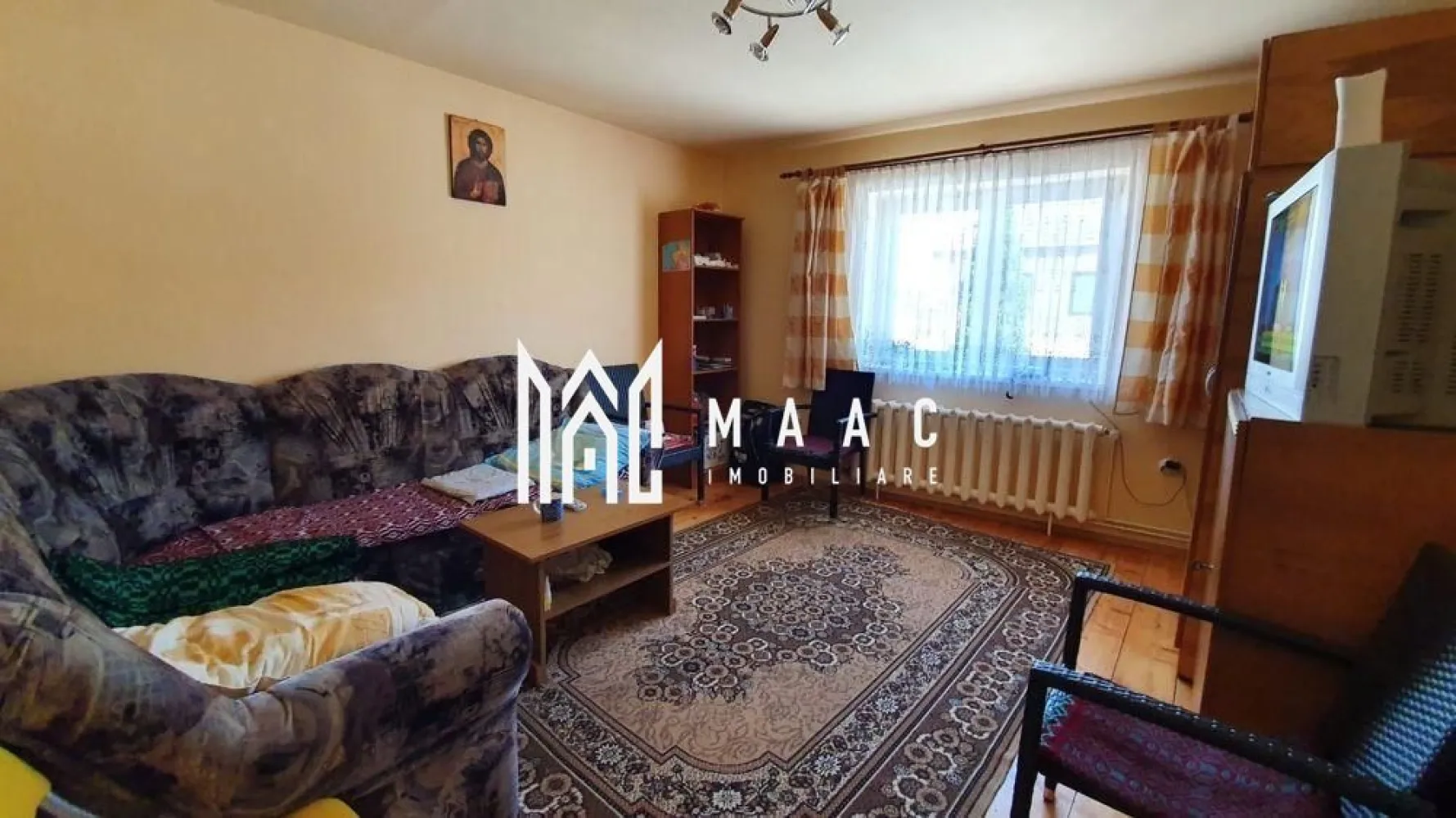 Casa Individuala | 4 Camere | 120MPU | 200MP Teren |Selimbar - MAAC Imobiliare vă propune spre vânzare o casă individuală situată în Șelimbăr, pe strada 1 Decembrie, o proprietate potrivită pentru locuire, amplasată într-o zonă rezidențială cu acces facil către Sibiu.

Casa este singură în curte și dispune de o compartimentare practică, fiind formată din 4 camere, dintre care 3 dormitoare, precum și două bucătării și două băi, oferind spațiu suficient pentru o familie.

Compartimentarea locuinței este următoarea:
-4 camere
-3 dormitoare
-2 bucătării
-2 băi

Imobilul a fost complet renovat în anul 2006 și beneficiază de o suprafață de teren de 200 mp. Amprenta casei este de 90 mp, iar curtea liberă are o suprafață de 110 mp.

Casa este individuală, însă accesul în curte se realizează printr-o intrare comună cu o altă proprietate.

Pentru mai multe detalii, vă rugăm să menționați telefonic că ați văzut anunțul cu CP2952302.