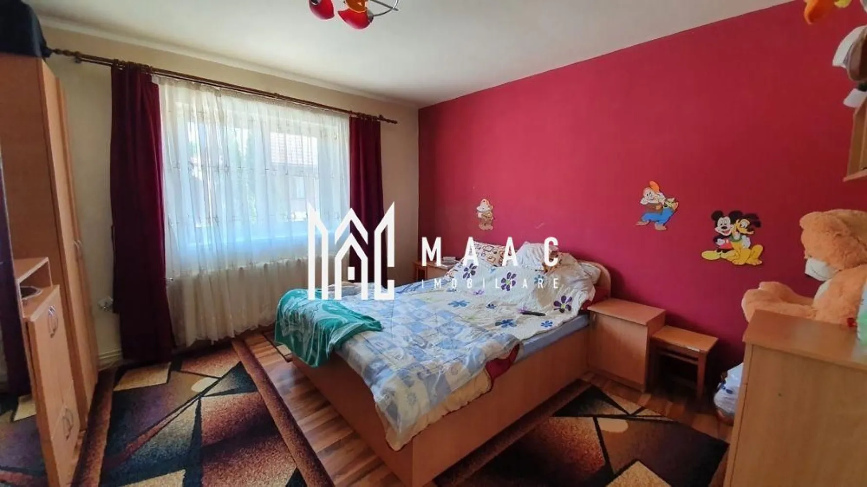 Casa Individuala | 4 Camere | 120MPU | 200MP Teren |Selimbar - MAAC Imobiliare vă propune spre vânzare o casă individuală situată în Șelimbăr, pe strada 1 Decembrie, o proprietate potrivită pentru locuire, amplasată într-o zonă rezidențială cu acces facil către Sibiu.

Casa este singură în curte și dispune de o compartimentare practică, fiind formată din 4 camere, dintre care 3 dormitoare, precum și două bucătării și două băi, oferind spațiu suficient pentru o familie.

Compartimentarea locuinței este următoarea:
-4 camere
-3 dormitoare
-2 bucătării
-2 băi

Imobilul a fost complet renovat în anul 2006 și beneficiază de o suprafață de teren de 200 mp. Amprenta casei este de 90 mp, iar curtea liberă are o suprafață de 110 mp.

Casa este individuală, însă accesul în curte se realizează printr-o intrare comună cu o altă proprietate.

Pentru mai multe detalii, vă rugăm să menționați telefonic că ați văzut anunțul cu CP2952302.