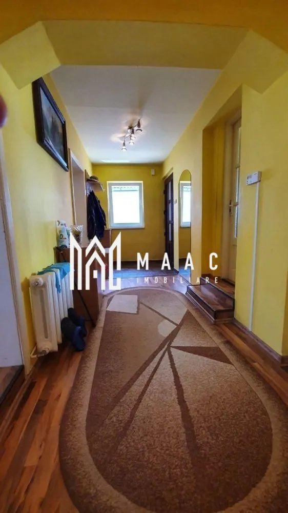 Casa Individuala | 4 Camere | 120MPU | 200MP Teren |Selimbar - MAAC Imobiliare vă propune spre vânzare o casă individuală situată în Șelimbăr, pe strada 1 Decembrie, o proprietate potrivită pentru locuire, amplasată într-o zonă rezidențială cu acces facil către Sibiu.

Casa este singură în curte și dispune de o compartimentare practică, fiind formată din 4 camere, dintre care 3 dormitoare, precum și două bucătării și două băi, oferind spațiu suficient pentru o familie.

Compartimentarea locuinței este următoarea:
-4 camere
-3 dormitoare
-2 bucătării
-2 băi

Imobilul a fost complet renovat în anul 2006 și beneficiază de o suprafață de teren de 200 mp. Amprenta casei este de 90 mp, iar curtea liberă are o suprafață de 110 mp.

Casa este individuală, însă accesul în curte se realizează printr-o intrare comună cu o altă proprietate.

Pentru mai multe detalii, vă rugăm să menționați telefonic că ați văzut anunțul cu CP2952302.