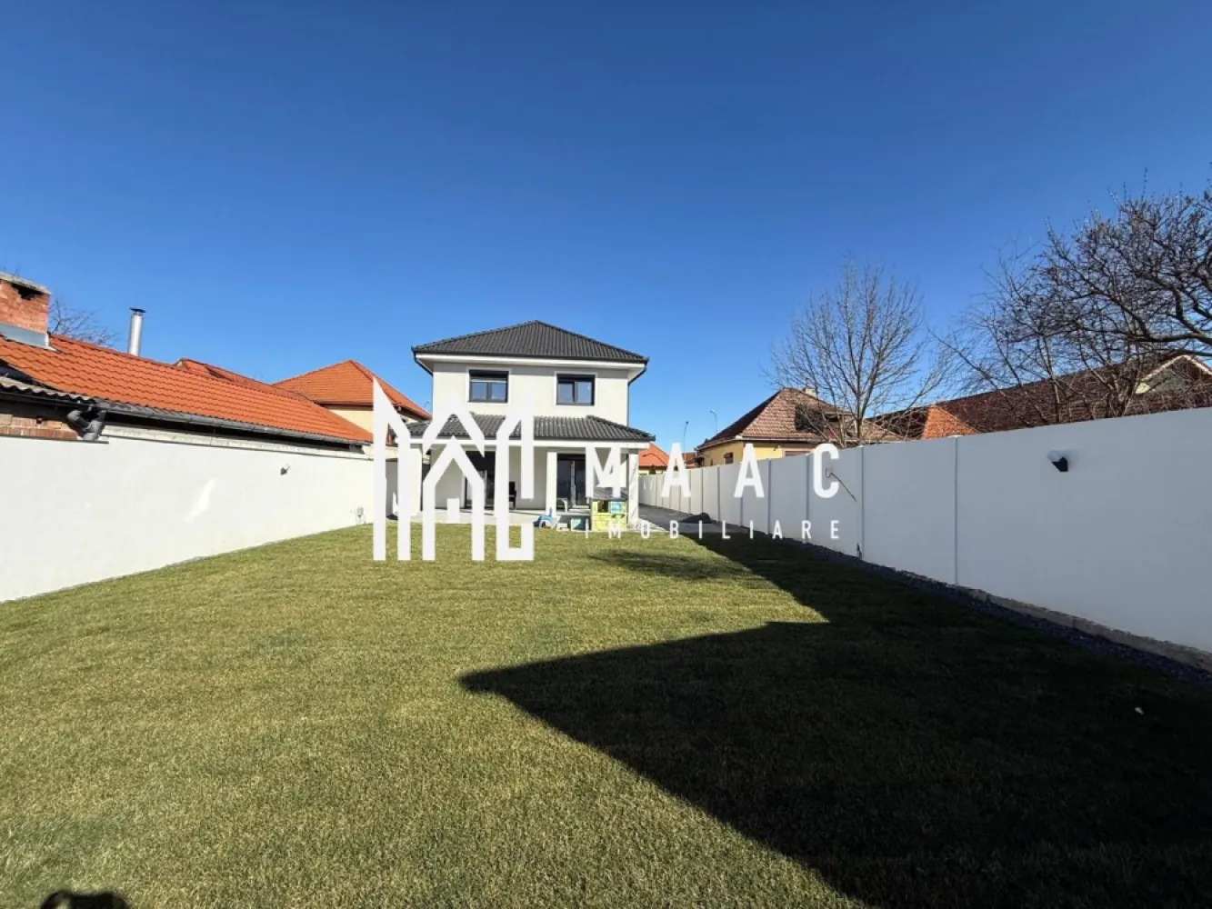 Casa individuala | 4 camere | La cheie | 644 MP | Selimbar - MAAC Imobiliare vă prezintă spre vânzare o casă individuală la stadiul de cheie, cu predare imediată, situată în Șelimbăr, în imediata apropiere a primăriei și a școlii.

Caracteristici:
Proprietate individuală, ideală pentru familie.
Suprafață construită totală de 220 mp.
Teren de 644 mp.
Suprafață utilă de 145 mp, distribuită pe două niveluri: parter și etaj.
Pod pentru depozitare.
Predare la stadiul de cheie, disponibilă imediat.

Compartimentare parter:
Hol de acces prevăzut cu spațiu pentru pantofar și cuier.
Living cu acces direct către terasa acoperită.
Bucătărie închisă, bine delimitată, cu acces către cămară/cameră tehnică.
Baie dedicată zonei de zi.
Debara pentru depozitare suplimentară.
Terasa acoperită.

Etaj:
Nivel destinat zonei de noapte, cu posibilitatea amenajării dormitoarelor și a băii în funcție de nevoile familiei, asigurând intimitate și confort.

Avantaje locație:
Poziționare excelentă, în apropierea instituțiilor publice, școlii și zonelor de interes.
Acces rapid către Sibiu și principalele artere rutiere.

Pentru mai multe detalii precizati telefonic ca ati vazut anuntul cu ID: CP2952053