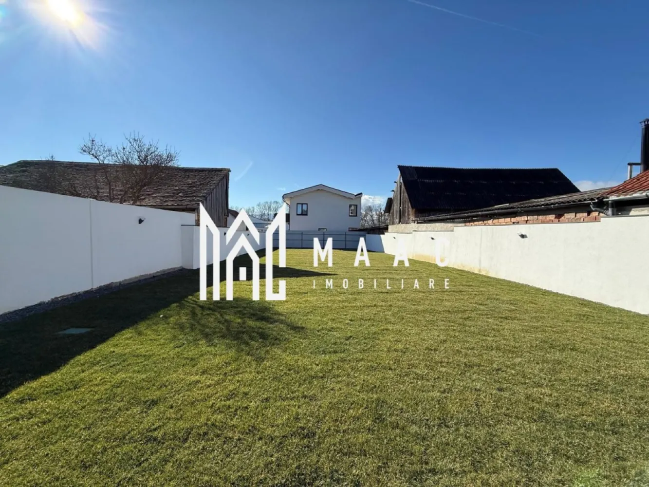 Casa individuala | 4 camere | La cheie | 644 MP | Selimbar - MAAC Imobiliare vă prezintă spre vânzare o casă individuală la stadiul de cheie, cu predare imediată, situată în Șelimbăr, în imediata apropiere a primăriei și a școlii.

Caracteristici:
Proprietate individuală, ideală pentru familie.
Suprafață construită totală de 220 mp.
Teren de 644 mp.
Suprafață utilă de 145 mp, distribuită pe două niveluri: parter și etaj.
Pod pentru depozitare.
Predare la stadiul de cheie, disponibilă imediat.

Compartimentare parter:
Hol de acces prevăzut cu spațiu pentru pantofar și cuier.
Living cu acces direct către terasa acoperită.
Bucătărie închisă, bine delimitată, cu acces către cămară/cameră tehnică.
Baie dedicată zonei de zi.
Debara pentru depozitare suplimentară.
Terasa acoperită.

Etaj:
Nivel destinat zonei de noapte, cu posibilitatea amenajării dormitoarelor și a băii în funcție de nevoile familiei, asigurând intimitate și confort.

Avantaje locație:
Poziționare excelentă, în apropierea instituțiilor publice, școlii și zonelor de interes.
Acces rapid către Sibiu și principalele artere rutiere.

Pentru mai multe detalii precizati telefonic ca ati vazut anuntul cu ID: CP2952053