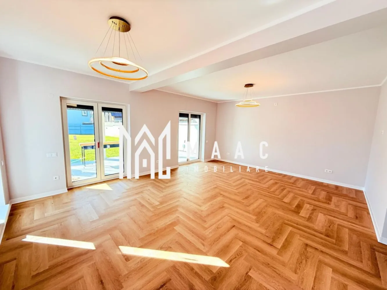 Casa individuala | 4 camere | La cheie | 644 MP | Selimbar - MAAC Imobiliare vă prezintă spre vânzare o casă individuală la stadiul de cheie, cu predare imediată, situată în Șelimbăr, în imediata apropiere a primăriei și a școlii.

Caracteristici:
Proprietate individuală, ideală pentru familie.
Suprafață construită totală de 220 mp.
Teren de 644 mp.
Suprafață utilă de 145 mp, distribuită pe două niveluri: parter și etaj.
Pod pentru depozitare.
Predare la stadiul de cheie, disponibilă imediat.

Compartimentare parter:
Hol de acces prevăzut cu spațiu pentru pantofar și cuier.
Living cu acces direct către terasa acoperită.
Bucătărie închisă, bine delimitată, cu acces către cămară/cameră tehnică.
Baie dedicată zonei de zi.
Debara pentru depozitare suplimentară.
Terasa acoperită.

Etaj:
Nivel destinat zonei de noapte, cu posibilitatea amenajării dormitoarelor și a băii în funcție de nevoile familiei, asigurând intimitate și confort.

Avantaje locație:
Poziționare excelentă, în apropierea instituțiilor publice, școlii și zonelor de interes.
Acces rapid către Sibiu și principalele artere rutiere.

Pentru mai multe detalii precizati telefonic ca ati vazut anuntul cu ID: CP2952053