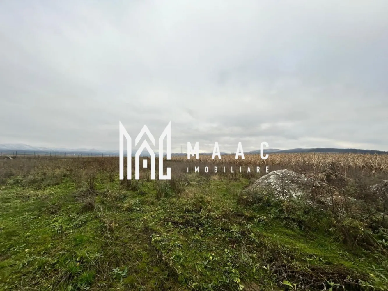 Teren intravilan | 860 mp | Deschidere 16 m | Priveliște montană | Bradu - Maac Imobiliare prezintă o oportunitate rară: un teren intravilan superb poziționat în localitatea Bradu, cu o suprafață de 860 mp și deschidere generoasă de 16 m. Proprietatea se remarcă prin priveliștea impresionantă asupra munților și prin potențialul ridicat de dezvoltare, fiind alegerea ideală atât pentru construcția unei locuințe moderne, cât și pentru investiții pe termen mediu și lung.

Terenul este situat într-o zonă liniștită, curată și în plină evoluție, unde se dezvoltă constant construcții noi, fapt ce asigură o comunitate modernă și un mediu prietenos. Poziționarea sa oferă un cadru natural deosebit, aer curat și o deschidere vizuală rar întâlnită, ceea ce îl face ideal pentru cei care caută un loc în care să îmbine confortul urban cu liniștea naturii.

Detalii tehnice

Suprafață totală: 860 mp

Regim: intravilan

Deschidere: 16 m la drum

Acces facil către utilități 

Relief drept, ușor de amenajat pentru orice tip de construcție

Zona permite dezvoltări rezidențiale noi, cu perspective excelente în anii următori

Ideal pentru:

Casă individuală cu terasă și grădină mare

Duplex pentru două familii sau pentru investiție

Casă de vacanță cu vedere panoramică

Proiect investițional (dezvoltare, închiriere viitoare, valorificare prin revânzare)

Avantaje majore

Priveliște superbă spre munți – un mare plus pentru confort și valoare

Zonă în creștere economică, cu mare potențial de apreciere în viitor

Acces bun și deschidere potrivită pentru proiecte de arhitectură elegante

Investiție sigură, indiferent dacă se cumpără pentru construcție imediată sau pentru viitor

ID proprietate: CP2951912