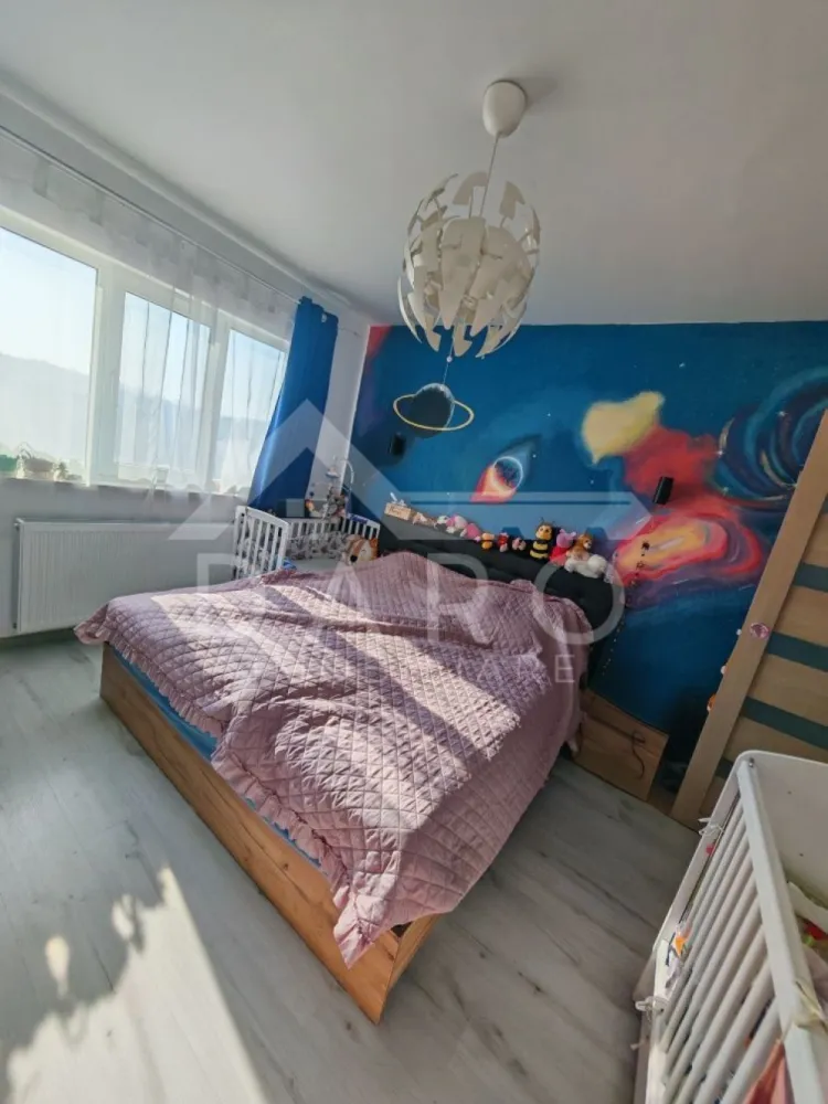 🏡 Apartament 2 camere de vânzare – Dâmbu Pietros 103.000 € - 🏡 Apartament 2 camere de vânzare – Dâmbu Pietros | Bulevardul 1848 | 103.000 €
Se oferă spre vânzare apartament decomandat cu 2 camere, situat în Târgu Mureș, cartierul Dâmbu Pietros, pe Bulevardul 1848, deasupra magazinelor Darina / Puiul de Crăiești. Apartamentul are orientare spre partea din spate a blocului (spre Școala nr. 17), oferind liniște și intimitate, ferit de zgomotul traficului.
📐 Suprafață utilă: 58 mp
📍 Etaj 9 din 10
🏢 bloc renovat, lift nou
✔ compartimentare decomandată
💰 Preț: 103.000 € – negociabil
✔ apartament renovat complet în 2021
✔ posibilitate de achiziție aproape complet mobilat și utilat
Compartimentare:
✔ living
✔ dormitor
✔ bucătărie
✔ baie
✔ dressing
✔ balcon închis
✔ hol pătrat (zonă de dining)
Dotări:
✔ parchet
✔ gresie și faianță
✔ ușă metalică la intrare
✔ geamuri termopan
✔ instalație electrică schimbată
Avantaje locație:
📍 aproape de magazine
📍 stație de autobuz în apropiere
📍 farmacii
📍 grădinițe și școli în zonă
📍 acces rapid către alte zone ale orașului
🤝 Proprietate promovată prin DARO Imobiliare
🏠 Ai nevoie de finanțare pentru achiziție?
Prin Kiwi Finance beneficiezi de:
✔ analiză GRATUITĂ a eligibilității
✔ acces la oferte de la peste 12 bănci
✔ negocierea dobânzii în favoarea ta
✔ suport complet până la obținerea creditului
📞 Detalii și vizionări:
Coman Maria – DARO Imobiliare & Kiwi Finance
📱 0749 535 729
🔑 DARO Imobiliare – găsim locuința potrivită.
💳 Kiwi Finance – te ajutăm să devii proprietar.