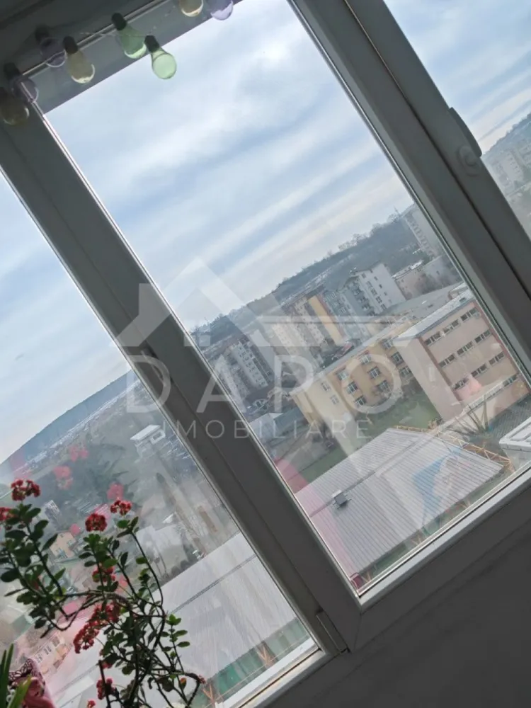 🏡 Apartament 2 camere de vânzare – Dâmbu Pietros 103.000 € - 🏡 Apartament 2 camere de vânzare – Dâmbu Pietros | Bulevardul 1848 | 103.000 €
Se oferă spre vânzare apartament decomandat cu 2 camere, situat în Târgu Mureș, cartierul Dâmbu Pietros, pe Bulevardul 1848, deasupra magazinelor Darina / Puiul de Crăiești. Apartamentul are orientare spre partea din spate a blocului (spre Școala nr. 17), oferind liniște și intimitate, ferit de zgomotul traficului.
📐 Suprafață utilă: 58 mp
📍 Etaj 9 din 10
🏢 bloc renovat, lift nou
✔ compartimentare decomandată
💰 Preț: 103.000 € – negociabil
✔ apartament renovat complet în 2021
✔ posibilitate de achiziție aproape complet mobilat și utilat
Compartimentare:
✔ living
✔ dormitor
✔ bucătărie
✔ baie
✔ dressing
✔ balcon închis
✔ hol pătrat (zonă de dining)
Dotări:
✔ parchet
✔ gresie și faianță
✔ ușă metalică la intrare
✔ geamuri termopan
✔ instalație electrică schimbată
Avantaje locație:
📍 aproape de magazine
📍 stație de autobuz în apropiere
📍 farmacii
📍 grădinițe și școli în zonă
📍 acces rapid către alte zone ale orașului
🤝 Proprietate promovată prin DARO Imobiliare
🏠 Ai nevoie de finanțare pentru achiziție?
Prin Kiwi Finance beneficiezi de:
✔ analiză GRATUITĂ a eligibilității
✔ acces la oferte de la peste 12 bănci
✔ negocierea dobânzii în favoarea ta
✔ suport complet până la obținerea creditului
📞 Detalii și vizionări:
Coman Maria – DARO Imobiliare & Kiwi Finance
📱 0749 535 729
🔑 DARO Imobiliare – găsim locuința potrivită.
💳 Kiwi Finance – te ajutăm să devii proprietar.