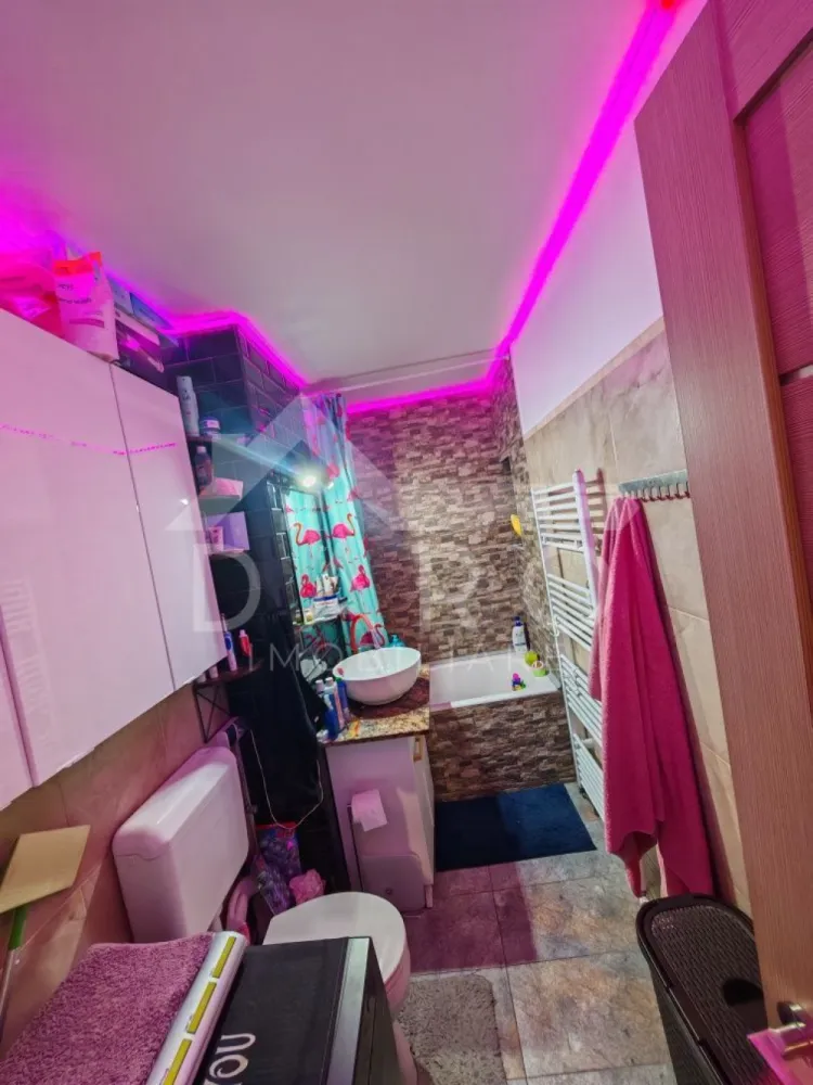 🏡 Apartament 2 camere de vânzare – Dâmbu Pietros 103.000 € - 🏡 Apartament 2 camere de vânzare – Dâmbu Pietros | Bulevardul 1848 | 103.000 €
Se oferă spre vânzare apartament decomandat cu 2 camere, situat în Târgu Mureș, cartierul Dâmbu Pietros, pe Bulevardul 1848, deasupra magazinelor Darina / Puiul de Crăiești. Apartamentul are orientare spre partea din spate a blocului (spre Școala nr. 17), oferind liniște și intimitate, ferit de zgomotul traficului.
📐 Suprafață utilă: 58 mp
📍 Etaj 9 din 10
🏢 bloc renovat, lift nou
✔ compartimentare decomandată
💰 Preț: 103.000 € – negociabil
✔ apartament renovat complet în 2021
✔ posibilitate de achiziție aproape complet mobilat și utilat
Compartimentare:
✔ living
✔ dormitor
✔ bucătărie
✔ baie
✔ dressing
✔ balcon închis
✔ hol pătrat (zonă de dining)
Dotări:
✔ parchet
✔ gresie și faianță
✔ ușă metalică la intrare
✔ geamuri termopan
✔ instalație electrică schimbată
Avantaje locație:
📍 aproape de magazine
📍 stație de autobuz în apropiere
📍 farmacii
📍 grădinițe și școli în zonă
📍 acces rapid către alte zone ale orașului
🤝 Proprietate promovată prin DARO Imobiliare
🏠 Ai nevoie de finanțare pentru achiziție?
Prin Kiwi Finance beneficiezi de:
✔ analiză GRATUITĂ a eligibilității
✔ acces la oferte de la peste 12 bănci
✔ negocierea dobânzii în favoarea ta
✔ suport complet până la obținerea creditului
📞 Detalii și vizionări:
Coman Maria – DARO Imobiliare & Kiwi Finance
📱 0749 535 729
🔑 DARO Imobiliare – găsim locuința potrivită.
💳 Kiwi Finance – te ajutăm să devii proprietar.