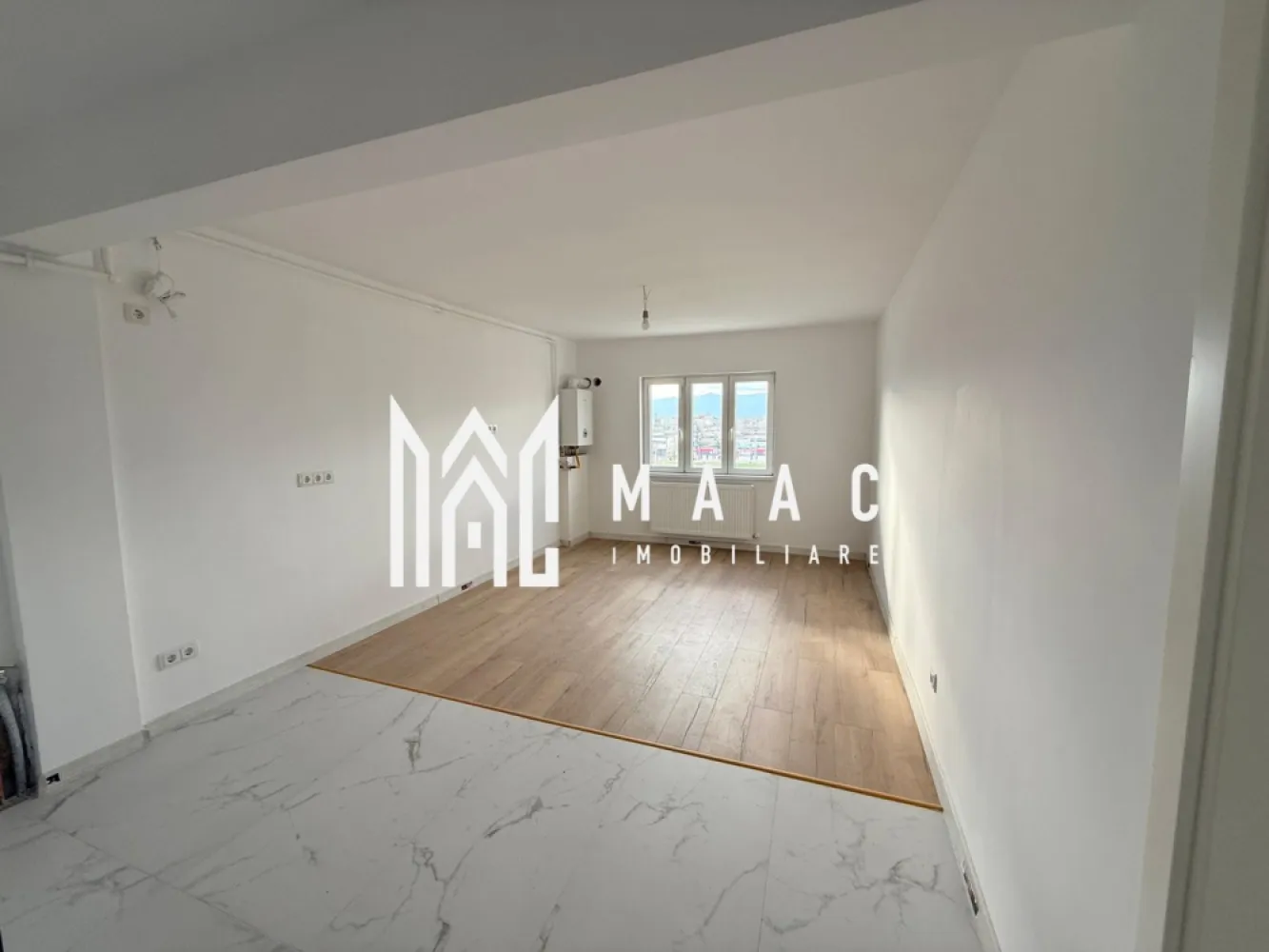Apartament 2 Camere | 42 mp | Finisat Modern | Lazaret - MAAC Imobiliare va propune spre vânzare un apartament modern de 2 camere, situat într-un bloc nou, finalizat în 2024, poziționat în una dintre cele mai căutate zone ale orașului – Lazaret. Proprietatea se află la etajul 3 și este ideală atât ca locuință personală, cât și ca investiție. Caracteristici: -Suprafață utilă: 42 mp -Compartimentare: 2 camere -Primul proprietar – apartament nelocuit -Finisaje moderne: -Parchet în camere -Gresie tip marmură în hol și bucătărie -Baie complet amenajată cu walk-in shower - Tâmplărie PVC cu geam termopan - Incălzire: centrală proprie -Bloc nou, izolat, cu spații comune moderne Avantaje: -Zonă liniștită, cu acces rapid către centrul orașului -Aproape de magazine, stații de transport, școli și facilități Pentru mai multe detalii sau pentru a programa o vizionare, te rugăm să ne contactezi, specificând ID: CP2835534