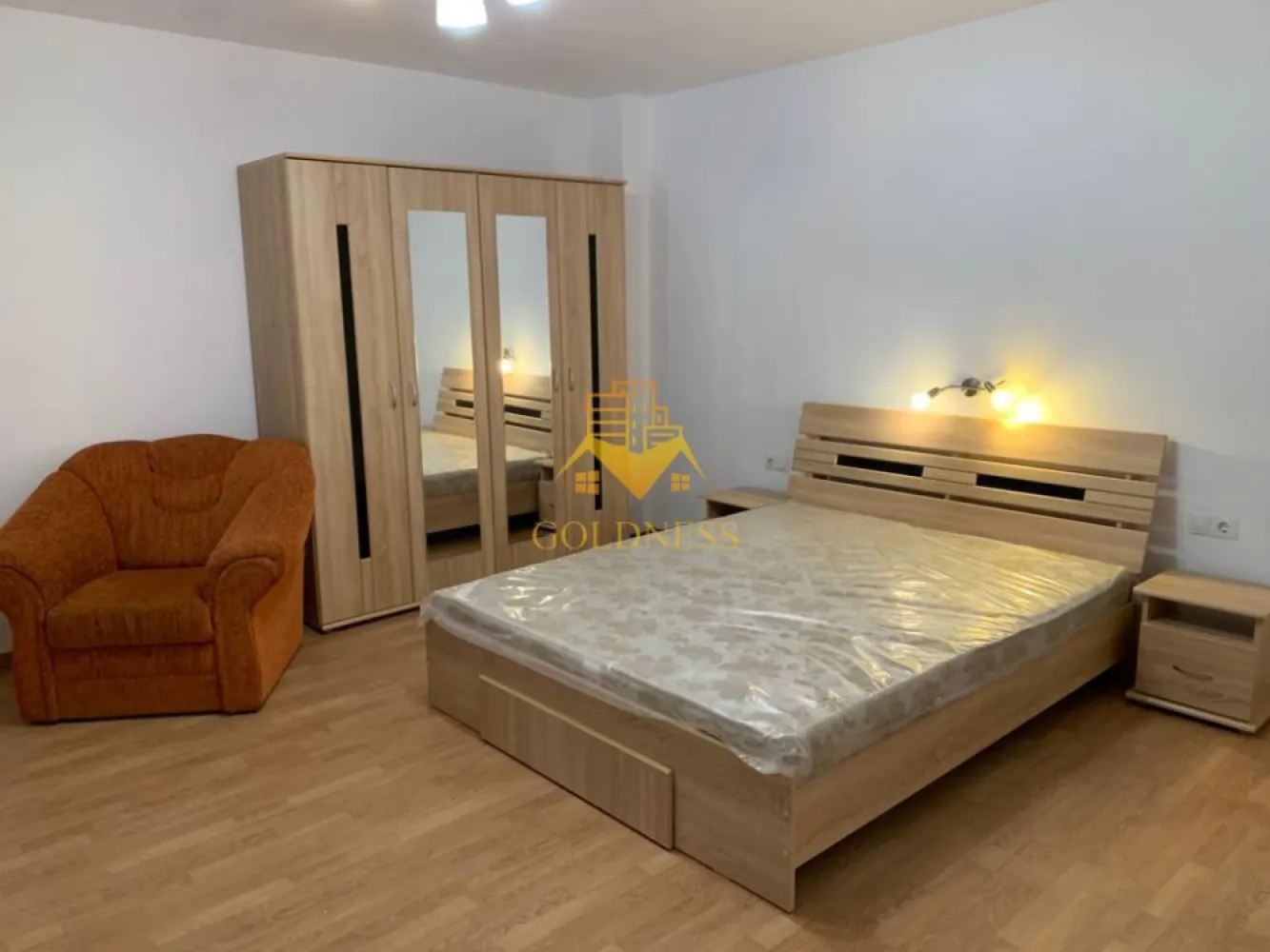 2 camere, Zona Centrala, Parcare, Zona Bosch, 65mp, Somesului - Va prezentam spre vanzare un apartament cu 2 camere la casa, localizat in Cluj-Napoca, zona centrala, in proximitatea Bosch Engineering Center.

Imobilul este amplasat intr-una dintre cele mai cautate zone ale orasului, oferind acces rapid catre centrul istoric, centre de business, universitati si principalele puncte de interes. Datorita pozitionarii excelente si potentialului de dezvoltare, proprietatea reprezinta o oportunitate rara de investitie pe piata imobiliara din Cluj-Napoca.

In imediata apropiere regasim:

Bosch Engineering Center;
centrul istoric al orasului;
statii de transport in comun, restaurante, cafenele si institutii publice;

Locatia este ideala atat pentru locuire, cat si pentru investitie, avand o cerere constanta pentru inchiriere.

Apartamentul detine o suprafata utila de 64,5 mp si este situat intr-un imobil cu doar 15 apartamente, beneficiind de o curte comuna generoasa de aproximativ 767 mp, cu o lungime de aproximativ 88 m.

Dispune de orientare estica, iar compartimentarea este decomandata, fiind organizat astfel:
-living;
-dormitor;
-bucatarie;
-baie;
-hol;

Un avantaj major al proprietatii il reprezinta podul aferent, care poate fi mansardat, oferind posibilitatea extinderii suprafetei locuibile cu aproximativ 40-45 mp. Aceasta caracteristica poate creste semnificativ valoarea proprietatii si potentialul investitional pe termen lung.

Un alt beneficiu rar intalnit in zona centrala este posibilitatea de a parca chiar in fata apartamentului, in curtea interioara a imobilului.

Proprietatea este potrivita pentru:
-inchiriere pe termen lung;
-inchiriere in regim hotelier (acolo unde legislatia si regulamentul imobilului permit acest lucru);
-locuinta pentru studenti, medici, specialisti IT sau angajati ai companiilor din zona;
-birou sau cabinet.

Apartamentul reprezinta o investitie cu potential ridicat de apreciere, intr-o zona unde proprietatile cu astfel de caracteristici apar foarte rar pe piata.
Apartamentul este liber de sarcini, iar ca modalitate de plata se accepta atat plata integrala, cat si achizitia prin credit ipotecar.

Pentru mai multe detalii si programarea unei vizionari, nu ezitati sa ne contactati.
Pentru intermediere se percepe un comision de 2% din prețul tranzactionarii!