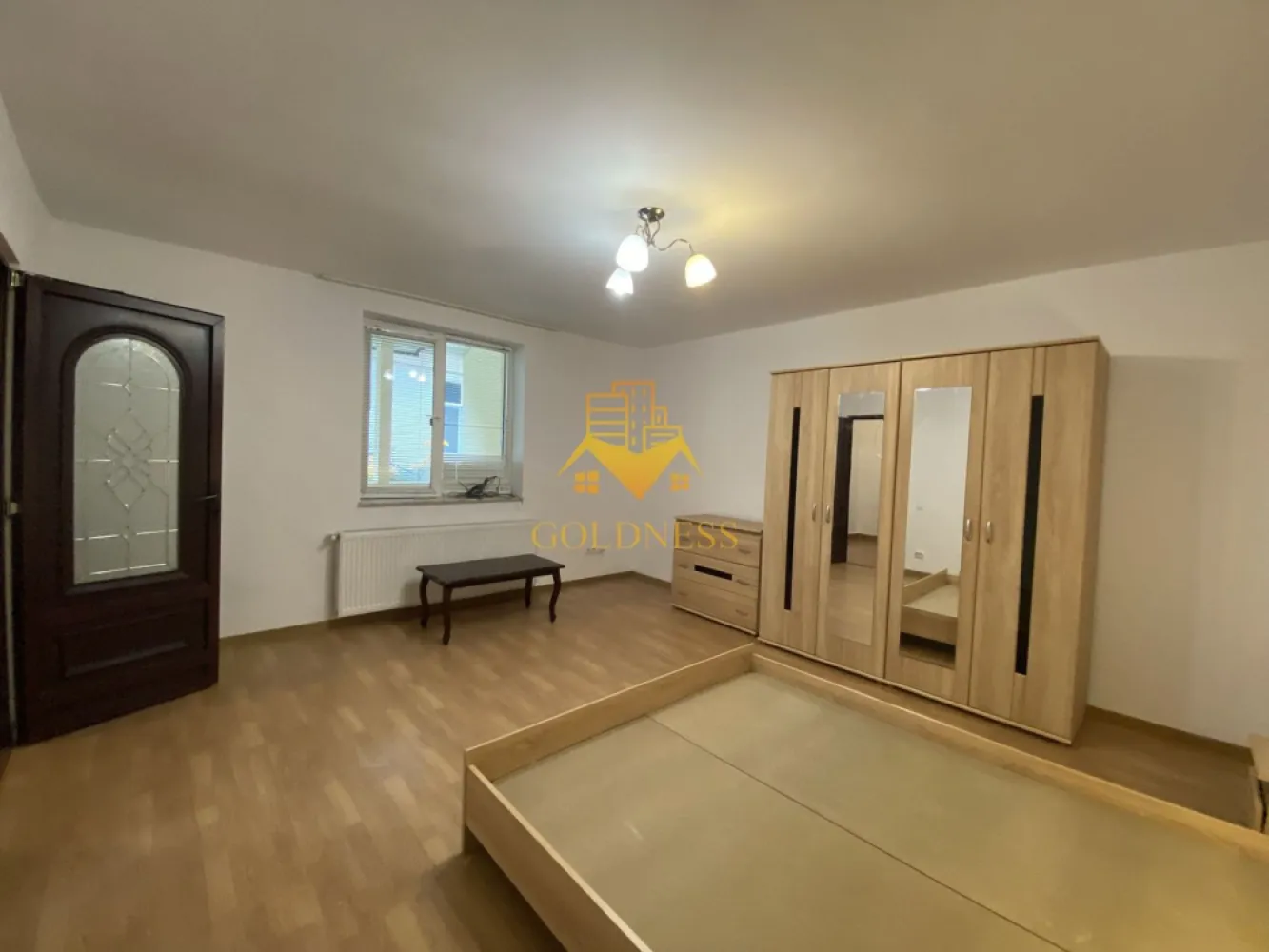 2 camere, Zona Centrala, Parcare, Zona Bosch, 65mp, Somesului - Va prezentam spre vanzare un apartament cu 2 camere la casa, localizat in Cluj-Napoca, zona centrala, in proximitatea Bosch Engineering Center.

Imobilul este amplasat intr-una dintre cele mai cautate zone ale orasului, oferind acces rapid catre centrul istoric, centre de business, universitati si principalele puncte de interes. Datorita pozitionarii excelente si potentialului de dezvoltare, proprietatea reprezinta o oportunitate rara de investitie pe piata imobiliara din Cluj-Napoca.

In imediata apropiere regasim:

Bosch Engineering Center;
centrul istoric al orasului;
statii de transport in comun, restaurante, cafenele si institutii publice;

Locatia este ideala atat pentru locuire, cat si pentru investitie, avand o cerere constanta pentru inchiriere.

Apartamentul detine o suprafata utila de 64,5 mp si este situat intr-un imobil cu doar 15 apartamente, beneficiind de o curte comuna generoasa de aproximativ 767 mp, cu o lungime de aproximativ 88 m.

Dispune de orientare estica, iar compartimentarea este decomandata, fiind organizat astfel:
-living;
-dormitor;
-bucatarie;
-baie;
-hol;

Un avantaj major al proprietatii il reprezinta podul aferent, care poate fi mansardat, oferind posibilitatea extinderii suprafetei locuibile cu aproximativ 40-45 mp. Aceasta caracteristica poate creste semnificativ valoarea proprietatii si potentialul investitional pe termen lung.

Un alt beneficiu rar intalnit in zona centrala este posibilitatea de a parca chiar in fata apartamentului, in curtea interioara a imobilului.

Proprietatea este potrivita pentru:
-inchiriere pe termen lung;
-inchiriere in regim hotelier (acolo unde legislatia si regulamentul imobilului permit acest lucru);
-locuinta pentru studenti, medici, specialisti IT sau angajati ai companiilor din zona;
-birou sau cabinet.

Apartamentul reprezinta o investitie cu potential ridicat de apreciere, intr-o zona unde proprietatile cu astfel de caracteristici apar foarte rar pe piata.
Apartamentul este liber de sarcini, iar ca modalitate de plata se accepta atat plata integrala, cat si achizitia prin credit ipotecar.

Pentru mai multe detalii si programarea unei vizionari, nu ezitati sa ne contactati.
Pentru intermediere se percepe un comision de 2% din prețul tranzactionarii!