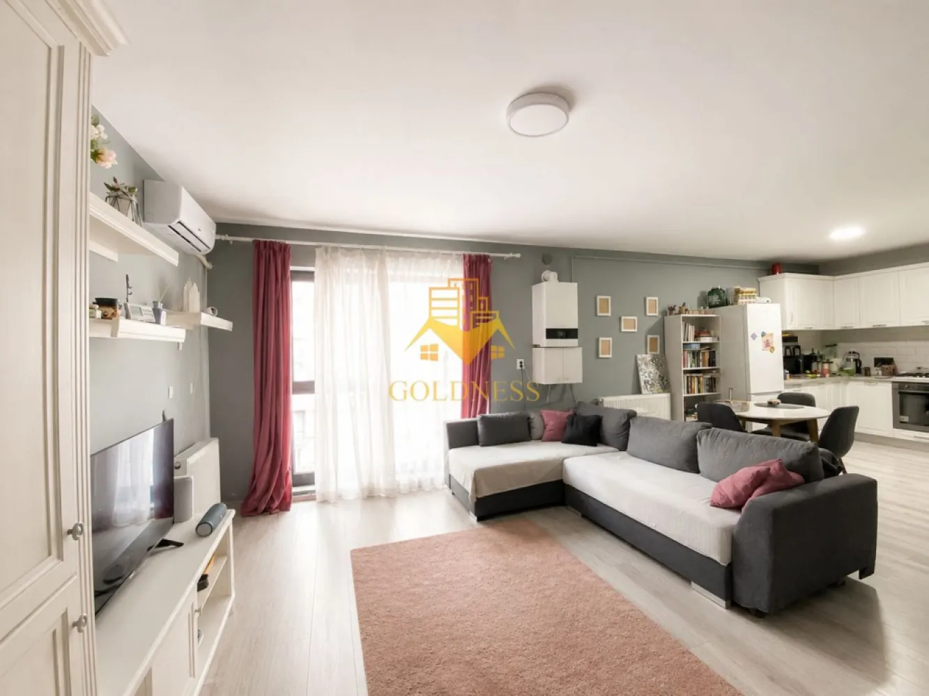 Apartament 2 camere Marasti bloc nou etajul 1! Zona 1 Mai ! - Va prezentam spre vanzare un apartament cu 2 camere, localizat in Cluj-Napoca, cartierul Iris, in cadrul complexului rezidential Nordum Residence, zona strazii Cosasilor.

Imobilul este amplasat intr-un ansamblu rezidential modern, apreciat pentru accesul facil catre principalele puncte de interes ale orasului si pentru atmosfera linistita, ideala pentru locuire.

In imediata apropiere regasim:

statii de transport in comun;
magazine si supermarketuri;
parcuri si zone de recreere;

Locatia ofera acces rapid catre centrul orasului, zone comerciale si principalele artere de circulatie, fiind potrivita atat pentru locuit, cat si pentru investitie.

Apartamentul detine o suprafata utila de 52 mp si este situat la etajul 1, intr-un imobil nou, dotat cu facilitati moderne.

Compartimentarea este semidecomandata, fiind organizata astfel:

-living spatios si luminos;
-bucatarie complet mobilata si utilata;
-dormitor;
-baie;
-hol;

Finisajele sunt moderne, iar apartamentul se vinde conform fotografiilor, complet mobilat si utilat.

Bucataria este echipata cu electrocasnice incorporabile, inclusiv:
masina de spalat vase;
cuptor electric;
plita;

Dormitorul beneficiaza de lumina naturala din abundenta si este amenajat intr-un stil modern, cu influente scandinave, oferind o atmosfera calda si primitoare.

Baia este finisata cu materiale de calitate si este dotata cu cabina de dus, lavoar si obiecte sanitare moderne.

Confortul termic este asigurat de sistemul propriu al apartamentului, oferind eficienta energetica si costuri reduse de intretinere.

Optional, se poate achizitiona un loc de parcare la pretul de 15.000 euro.

Datorita amplasarii intr-un complex rezidential modern, a finisajelor de calitate si a accesului facil catre toate facilitatile urbane, proprietatea reprezinta o alegere excelenta atat pentru locuinta proprie, cat si pentru investitie.

Pentru mai multe detalii si programarea unei vizionari, nu ezitati sa ne contactati.