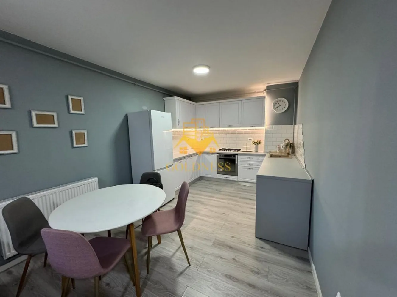Apartament 2 camere Marasti bloc nou etajul 1! Zona 1 Mai ! - Va prezentam spre vanzare un apartament cu 2 camere, localizat in Cluj-Napoca, cartierul Iris, in cadrul complexului rezidential Nordum Residence, zona strazii Cosasilor.

Imobilul este amplasat intr-un ansamblu rezidential modern, apreciat pentru accesul facil catre principalele puncte de interes ale orasului si pentru atmosfera linistita, ideala pentru locuire.

In imediata apropiere regasim:

statii de transport in comun;
magazine si supermarketuri;
parcuri si zone de recreere;

Locatia ofera acces rapid catre centrul orasului, zone comerciale si principalele artere de circulatie, fiind potrivita atat pentru locuit, cat si pentru investitie.

Apartamentul detine o suprafata utila de 52 mp si este situat la etajul 1, intr-un imobil nou, dotat cu facilitati moderne.

Compartimentarea este semidecomandata, fiind organizata astfel:

-living spatios si luminos;
-bucatarie complet mobilata si utilata;
-dormitor;
-baie;
-hol;

Finisajele sunt moderne, iar apartamentul se vinde conform fotografiilor, complet mobilat si utilat.

Bucataria este echipata cu electrocasnice incorporabile, inclusiv:
masina de spalat vase;
cuptor electric;
plita;

Dormitorul beneficiaza de lumina naturala din abundenta si este amenajat intr-un stil modern, cu influente scandinave, oferind o atmosfera calda si primitoare.

Baia este finisata cu materiale de calitate si este dotata cu cabina de dus, lavoar si obiecte sanitare moderne.

Confortul termic este asigurat de sistemul propriu al apartamentului, oferind eficienta energetica si costuri reduse de intretinere.

Optional, se poate achizitiona un loc de parcare la pretul de 15.000 euro.

Datorita amplasarii intr-un complex rezidential modern, a finisajelor de calitate si a accesului facil catre toate facilitatile urbane, proprietatea reprezinta o alegere excelenta atat pentru locuinta proprie, cat si pentru investitie.

Pentru mai multe detalii si programarea unei vizionari, nu ezitati sa ne contactati.
