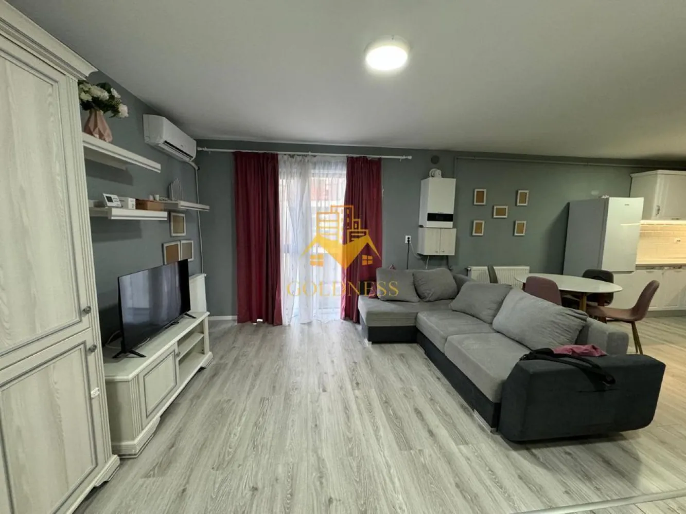 Apartament 2 camere Marasti bloc nou etajul 1! Zona 1 Mai ! - Va prezentam spre vanzare un apartament cu 2 camere, localizat in Cluj-Napoca, cartierul Iris, in cadrul complexului rezidential Nordum Residence, zona strazii Cosasilor.

Imobilul este amplasat intr-un ansamblu rezidential modern, apreciat pentru accesul facil catre principalele puncte de interes ale orasului si pentru atmosfera linistita, ideala pentru locuire.

In imediata apropiere regasim:

statii de transport in comun;
magazine si supermarketuri;
parcuri si zone de recreere;

Locatia ofera acces rapid catre centrul orasului, zone comerciale si principalele artere de circulatie, fiind potrivita atat pentru locuit, cat si pentru investitie.

Apartamentul detine o suprafata utila de 52 mp si este situat la etajul 1, intr-un imobil nou, dotat cu facilitati moderne.

Compartimentarea este semidecomandata, fiind organizata astfel:

-living spatios si luminos;
-bucatarie complet mobilata si utilata;
-dormitor;
-baie;
-hol;

Finisajele sunt moderne, iar apartamentul se vinde conform fotografiilor, complet mobilat si utilat.

Bucataria este echipata cu electrocasnice incorporabile, inclusiv:
masina de spalat vase;
cuptor electric;
plita;

Dormitorul beneficiaza de lumina naturala din abundenta si este amenajat intr-un stil modern, cu influente scandinave, oferind o atmosfera calda si primitoare.

Baia este finisata cu materiale de calitate si este dotata cu cabina de dus, lavoar si obiecte sanitare moderne.

Confortul termic este asigurat de sistemul propriu al apartamentului, oferind eficienta energetica si costuri reduse de intretinere.

Optional, se poate achizitiona un loc de parcare la pretul de 15.000 euro.

Datorita amplasarii intr-un complex rezidential modern, a finisajelor de calitate si a accesului facil catre toate facilitatile urbane, proprietatea reprezinta o alegere excelenta atat pentru locuinta proprie, cat si pentru investitie.

Pentru mai multe detalii si programarea unei vizionari, nu ezitati sa ne contactati.